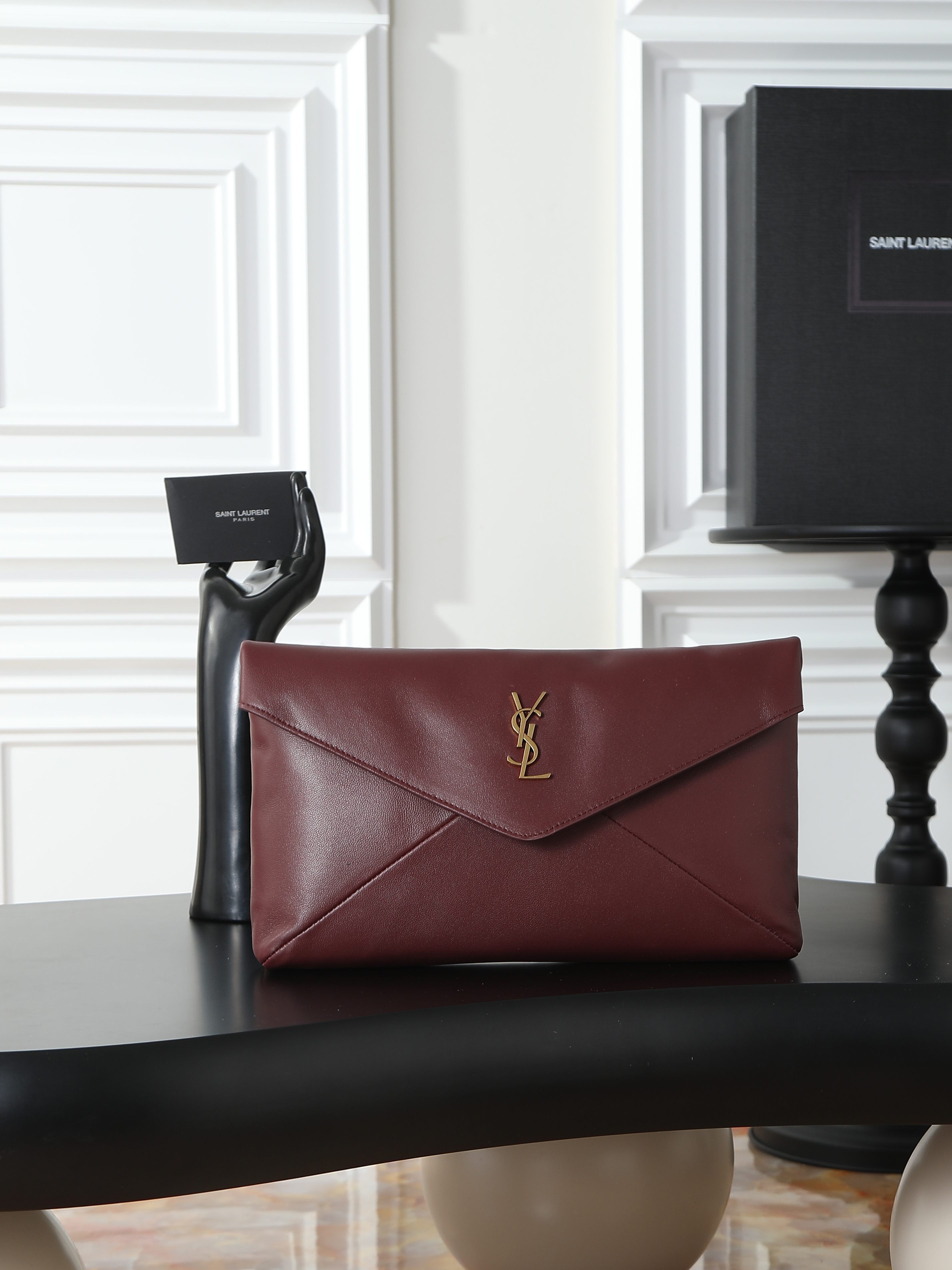 NO:659482,[Maroon] LE envelope-style clutch bag_ New clutch bag with a capable personality, exquisite and cool hand effect, ultra-light weight, nice capacity!  The sheepskin material is soft, delicate, high-end, super durable, and goes well with autumn and winter. It can be worn with various styles of coats, sweaters, and suits!  It’s full of minimalist style, and the upper body is high-end and cool!  Style No. 769307 Size 29.5×18×4.5cm, saint laurent, saint laurent, handbag, sweaters, business suit, sheepskin19860909【枣红色】 LE 信封式手拿包_ 新款手拿包 个性干练,手拿效果精致酷飒,超轻自重,容量 nice！羊皮材质柔软细腻又高级,超耐用,与秋冬超搭,穿大衣/毛衣/西装各种风格都可搭配！又是极简风拉满,上身高级又酷飒！ 款号769307 尺寸29.5×18×4.5cm,圣罗兰,saint laurent,handbag,sweaters,business suit,sheepskin,Bag