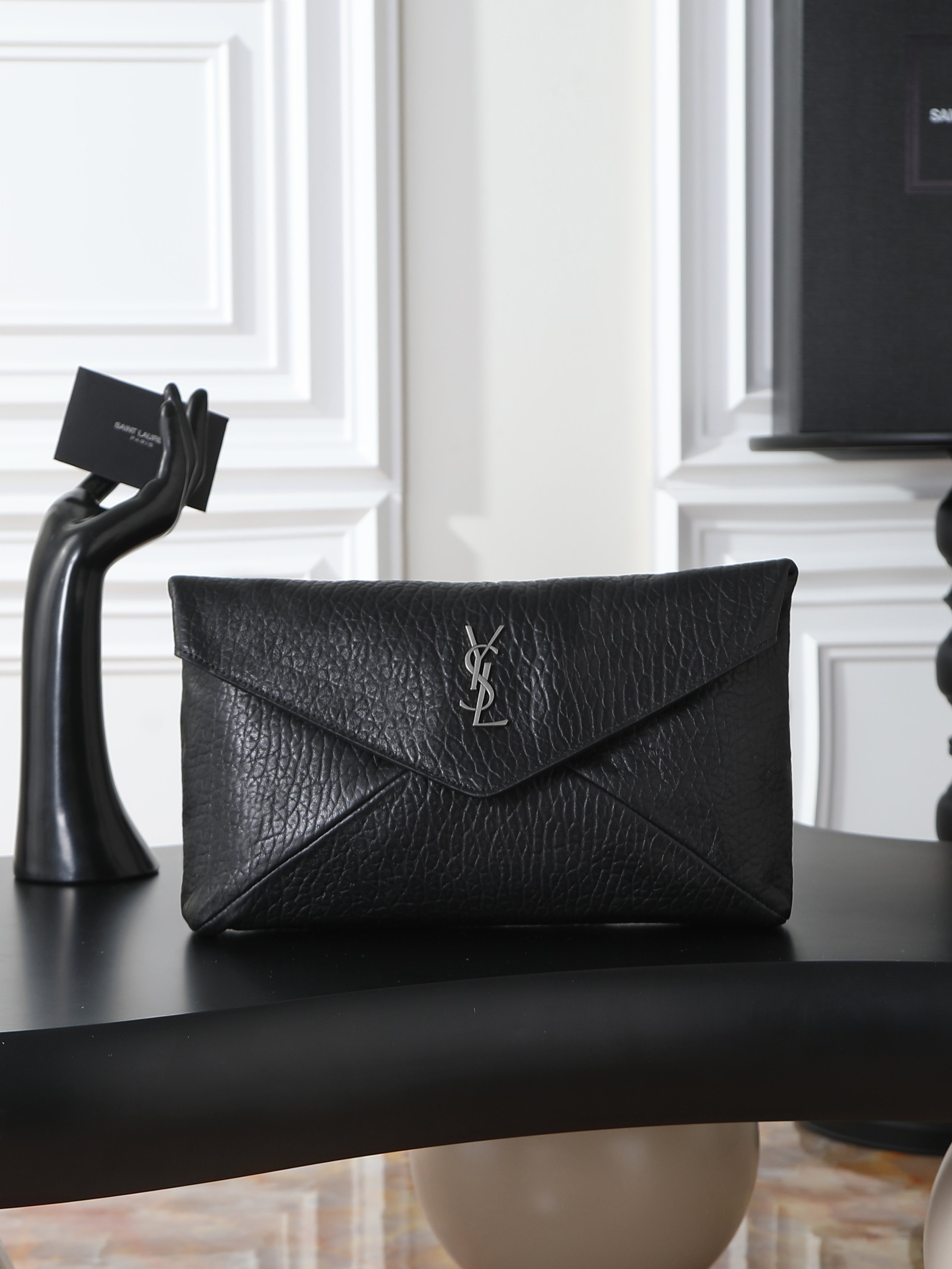 NO:659484,[Black and silver buckle color] LE envelope-style clutch bag_ New clutch bag with a capable personality, exquisite and cool hand effect, ultra-light weight, nice capacity!  The sheepskin material is soft, delicate, high-end, super durable, and goes well with autumn and winter. It can be worn with various styles of coats, sweaters, and suits!  It’s full of minimalist style, and the upper body is high-end and cool!  Style No. 769307 Size 29.5×18×4.5cm, saint laurent, saint laurent, handbag, sweaters, business suit, sheepskin19860909【黑色银扣色】 LE 信封式手拿包_ 新款手拿包 个性干练,手拿效果精致酷飒,超轻自重,容量 nice！羊皮材质柔软细腻又高级,超耐用,与秋冬超搭,穿大衣/毛衣/西装各种风格都可搭配！又是极简风拉满,上身高级又酷飒！ 款号769307 尺寸29.5×18×4.5cm,圣罗兰,saint laurent,handbag,sweaters,business suit,sheepskin,Bag