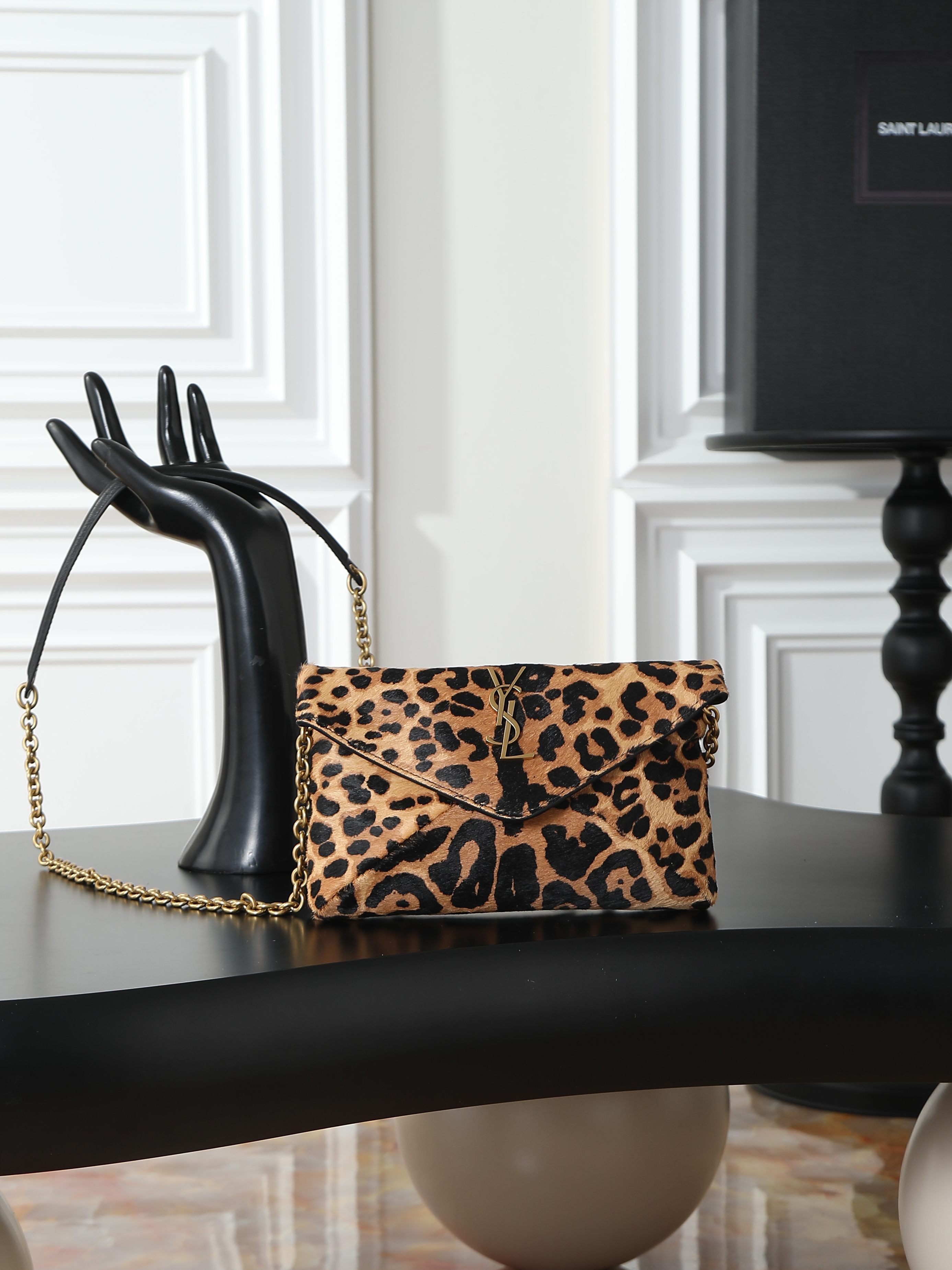 NO:659486,LE envelope chain/clutch clutch bag has a smart personality, fashionable and versatile style, the shoulder strap can be stored, it can be carried on the shoulder or cross-body, or used as a clutch bag. The hand effect is exquisite and cool, ultra-light weight, and the capacity is nice!  Leopard print material with high-end leather, cool upper body!  Batch number 819271 size 19×12×3cm, saint laurent, saint laurent, handbag19860909LE 信封式链条/手拿包 手拿包 个性干练,款式时尚百搭,肩带可收纳,既可肩背斜挎,也可以做为手拿包使用.手拿效果精致酷飒,超轻自重,容量 nice！豹纹材质配皮高级,上身酷飒！批 款号819271 尺寸19×12×3cm,圣罗兰,saint laurent,handbag,Bag