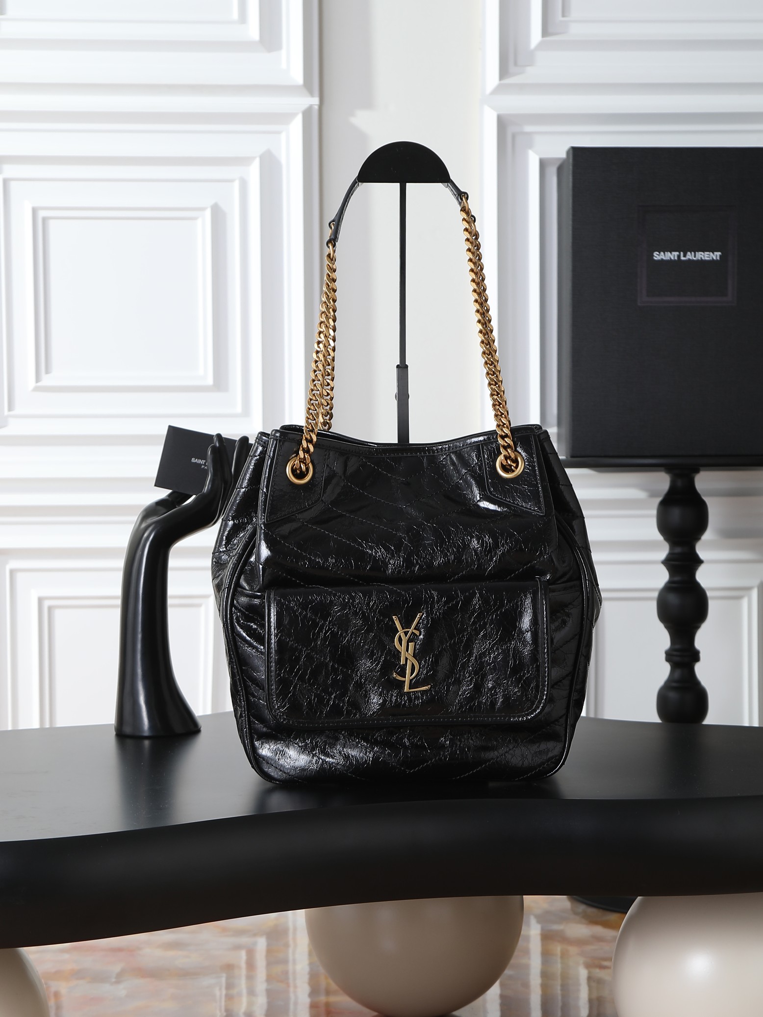 NO:659488,Oil-waxed black leather/gold YSL vintage oil-waxed calfskin shopping bag. Original leather. Continuing the Niki style and using wrinkled oil-waxed cowhide logo. This lightweight and practical handbag is equipped with a front pocket and a sliding chain strap. There is a zipper compartment and an open slot design inside to hold mobile phones and coin cards. It is easy to take. The bag is very light. The capacity is large enough and practical. Suitable for shoulder and crossbody bags. Model 862295 batch  Size 25x30x8-12cm, saint laurent, saint laurent, saint laurent, satchels, crossbody bags, cowhide19860909油腊黑皮/金Ysl 复古油蜡小牛皮购物袋 原厂皮 延续Niki风格采用抓皱油腊牛皮logo,这款轻便实用的手提袋配有前袋和滑动链带,内里有一拉链隔层及敞口插设计可放手机及零钱卡皮,方便拿取,包包自重非常轻.容量又足够大,实用性爆表.适合肩背和斜挎包 型号862295 批 尺寸25x30x8-12cm,圣罗兰,saint laurent,saint laurent,satchels,crossbody bags,cowhide,Bag