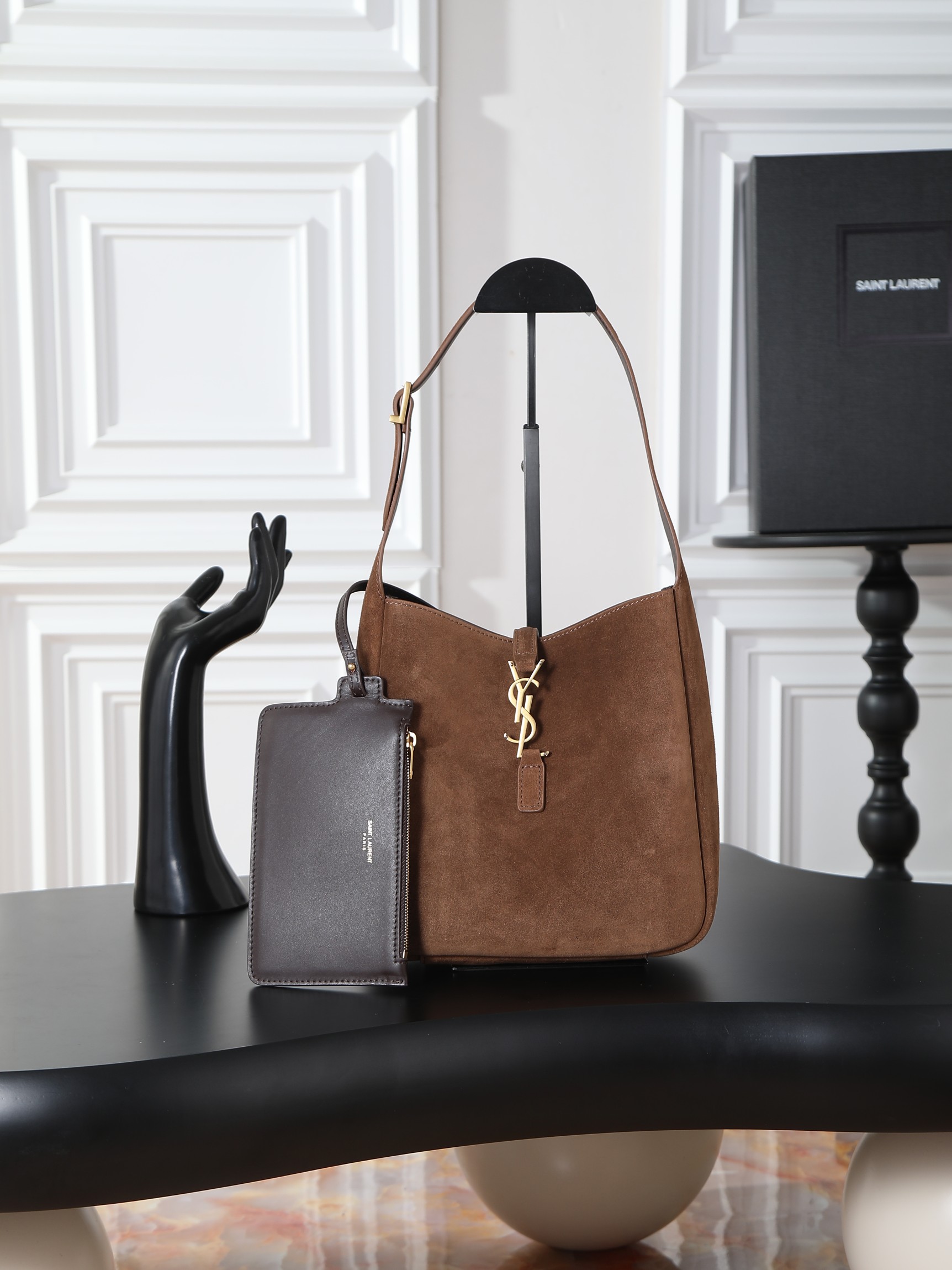 NO:659491,Coffee frosted style [original matching high silk suede] (packaging not included) Popular LE 5A7 armpit bag. This year's hot second-hand armpit bag has always been very popular. The whole leather is delicate and smooth. The bag design is very simple and advanced. The capacity is sufficient. It is light and can be packed. It is not outdated. It is perfect~ Retro feel concave shape. Another popular model. Model 713938 original leather  Size 23×22×8.5cm, saint laurent, saint laurent, chamois leather19860909咖啡磨砂款【原厂对版高丝光麂皮】（不含包装） 爆款LE 5A7腋下包 今年大火的中古款腋下包 一直很受欢迎 全皮细腻光滑 包型设计又很简单又高级 容量足够用 轻便能装 又不过时真是太完美la～ 复古feel凹造型 又一款种草爆款 型号713938原厂皮 尺寸23×22×8.5cm,圣罗兰,saint laurent,chamois leather,Bag