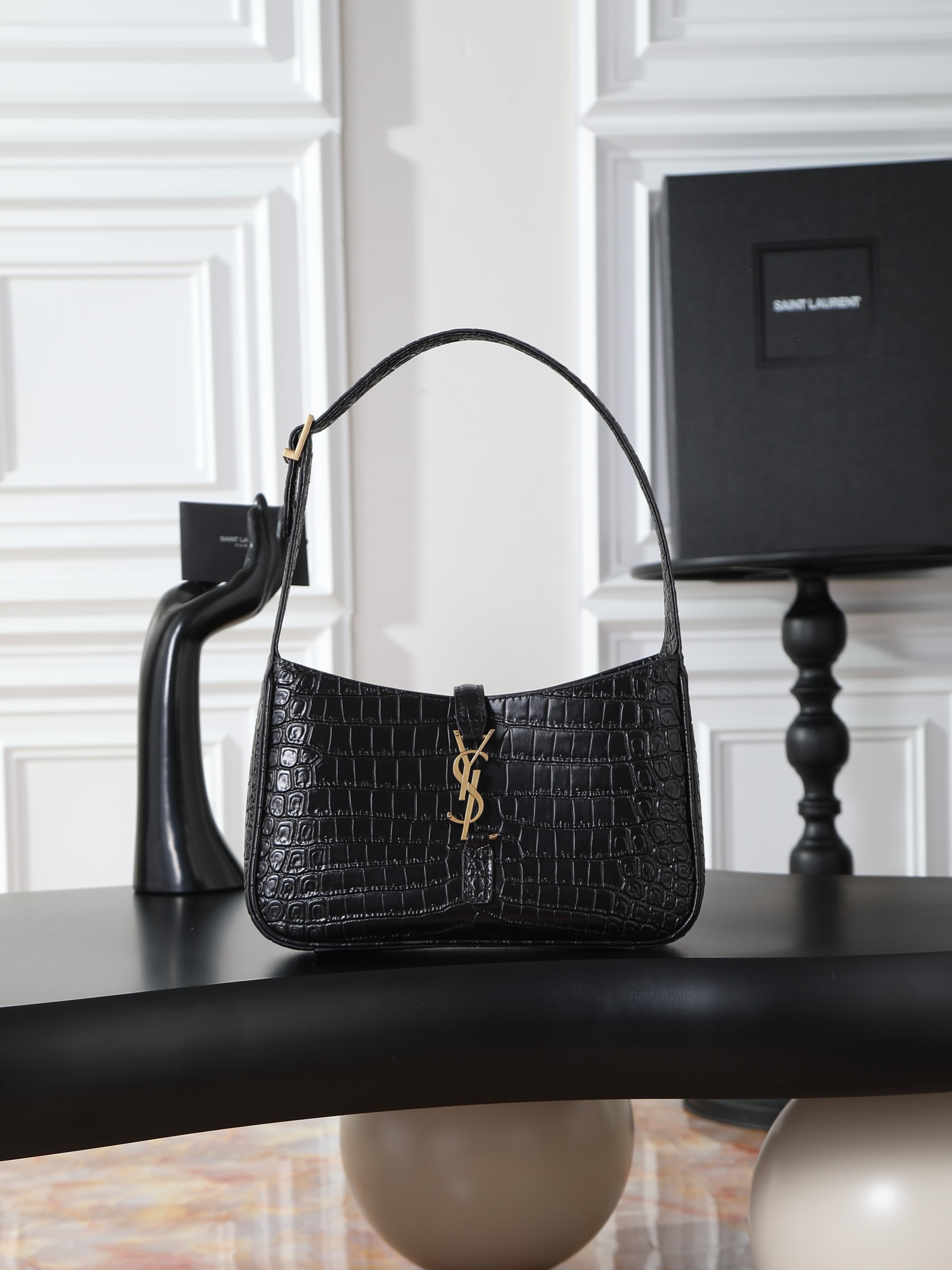 NO:659526,Black crocodile pattern·[original leather] armpit bag Le5A7 Bag is highly recommended as one of this year’s treasure bags!  Minimalist shape + metal logo buckle opening and closing design. Adjustable shoulder straps. Simple, beautiful and high-end. The bag is light and easy to match. The wife is so beautiful. The bag has sufficient capacity and is convenient for daily outings. Fairies who like armpit bags must carry it. It combines temperament and appearance (ω< ) ★Awesome!  [With box] Model number 657228, size 25X14X6cm, saint laurent, saint laurent19860909黑色鳄鱼纹·【原厂皮】批 腋下包Le5A7 Bag 强推今年的宝藏包包之一！极简外形+金属logo 扣开合设计 可调节肩带 简洁唯美且高级感 包身轻盈 易搭配 太太太爆美la 包包容量充足 日常出街炒鸡方便 钟意腋下包的小仙女一定要背它 气质颜值为一体(ω< )★太赞了！【配盒子】 款号657228 尺寸25X14X6cm,圣罗兰,saint laurent,Bag