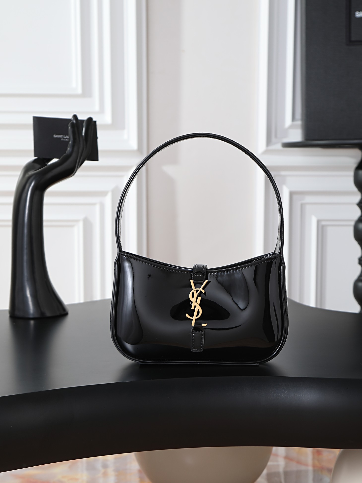 NO:659534,Black patent leather·[original leather version] LE 5A7 mini_Y’s popular underarm bag is now available in a small mini size while the iron is still hot!  Although the design of this bag is not eye-catching at first glance, it is really a simple item that becomes more and more attractive the more you look at it. No wonder the counter will continue to update the color and size!  The mini size is small and cute, and the real thing is really QQ!  The outline of the bag is simple and three-dimensional, and it looks stiff but not too sharp. Paired with the newly designed plug-in buckle with the brand's iconic logo, the overall style gives a unique and elegant, yet fashionable and modern temperament. Size 19x11.5x4.5cm Model 710318 original leather, Saint Laurent, saint laurent19860909黑色漆皮·【原厂皮版本】 LE 5A7 mini_Y家爆火腋下包打铁趁热出小迷你尺寸啦！虽说这款包设计倒不是一眼夺人眼球的包品,但是真的是属于越看越耐看越上头的简约单品.难怪专柜会持续更新颜色跟尺寸！迷你尺寸小巧可爱,实物真的很Q！包身轮廓简洁、立体,看上去硬挺却不会太凌厉.搭配上品牌标志性logo新设计的插入式包扣,整体给人一种既经典优雅,又很时髦现代的独特气质. 尺寸19x11.5x4.5cm 型号710318原厂皮,圣罗兰,saint laurent,Bag