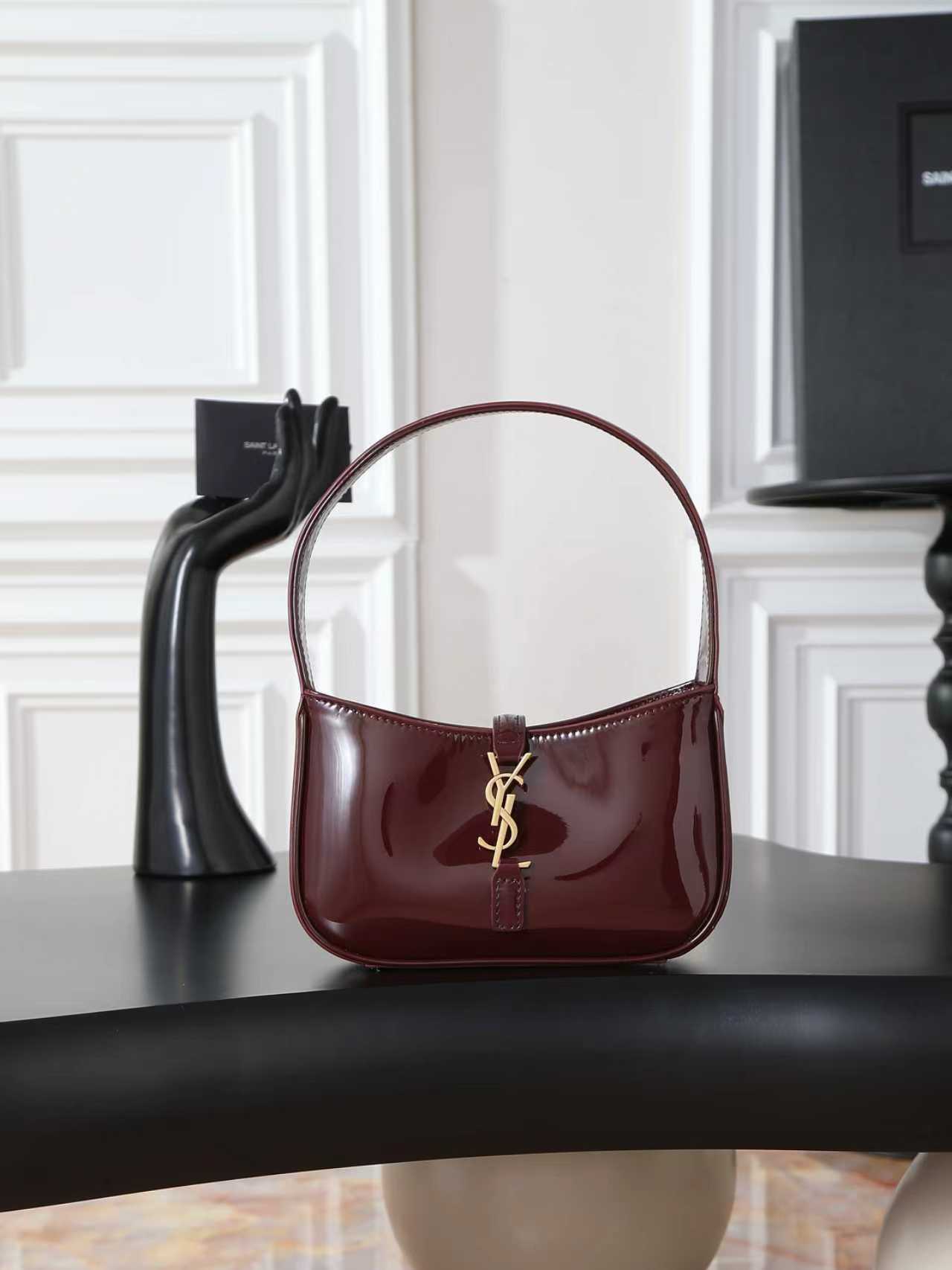 NO:659521,Burgundy Patent Leather · [Original Leather Version] LE 5A7 mini_Y’s popular armpit bag is now available in a small mini size while the iron is still hot!  Although the design of this bag is not eye-catching at first glance, it is really a simple item that becomes more and more attractive the more you look at it. No wonder the counter will continue to update the color and size!  The mini size is small and cute, and the real thing is really QQ!  The outline of the bag is simple and three-dimensional, and it looks stiff but not too sharp. Paired with the newly designed plug-in buckle with the brand's iconic logo, the overall style gives a unique and elegant, yet fashionable and modern temperament. Size 19x11.5x4.5cm Model 710318 original leather, Saint Laurent, saint laurent19860909酒红漆皮·【原厂皮版本】 LE 5A7 mini_Y家爆火腋下包打铁趁热出小迷你尺寸啦！虽说这款包设计倒不是一眼夺人眼球的包品,但是真的是属于越看越耐看越上头的简约单品.难怪专柜会持续更新颜色跟尺寸！迷你尺寸小巧可爱,实物真的很Q！包身轮廓简洁、立体,看上去硬挺却不会太凌厉.搭配上品牌标志性logo新设计的插入式包扣,整体给人一种既经典优雅,又很时髦现代的独特气质. 尺寸19x11.5x4.5cm 型号710318原厂皮,圣罗兰,saint laurent,Bag