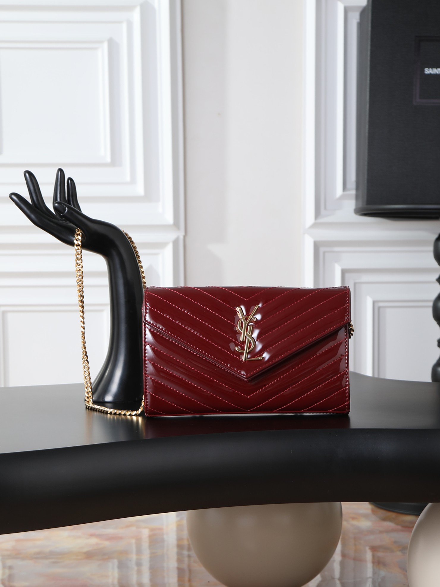 NO:659544,Maroon patent leather · MONOGRAM_envelope bag. A super practical small bag, the most classic style, the most advanced version, Italian cowhide and fine handcrafting; customized metal Y family logo shows personality; clamshell design ensures safety of use; small bag has large capacity, two banknote compartments, two central compartments, one zipper inner pocket and multiple card slots, it can hold everything!  Model 377828 size 22.5x14x4cm, saint laurent, saint laurent, cowhide19860909枣红漆皮· MONOGRAM_信封包.超级实用的一款小包,最经典的款式,升级最高级的版本,意大利牛皮配上精细手工制作；定制金属Y家logo彰显个性；翻盖设计确保使用的安全性；小包包大容量,两个纸币隔层,两个中央隔层,一个拉链内袋和多个卡槽,装尽所有！ 型号377828 尺寸22.5x14x4cm,圣罗兰,saint laurent,cowhide,Bag