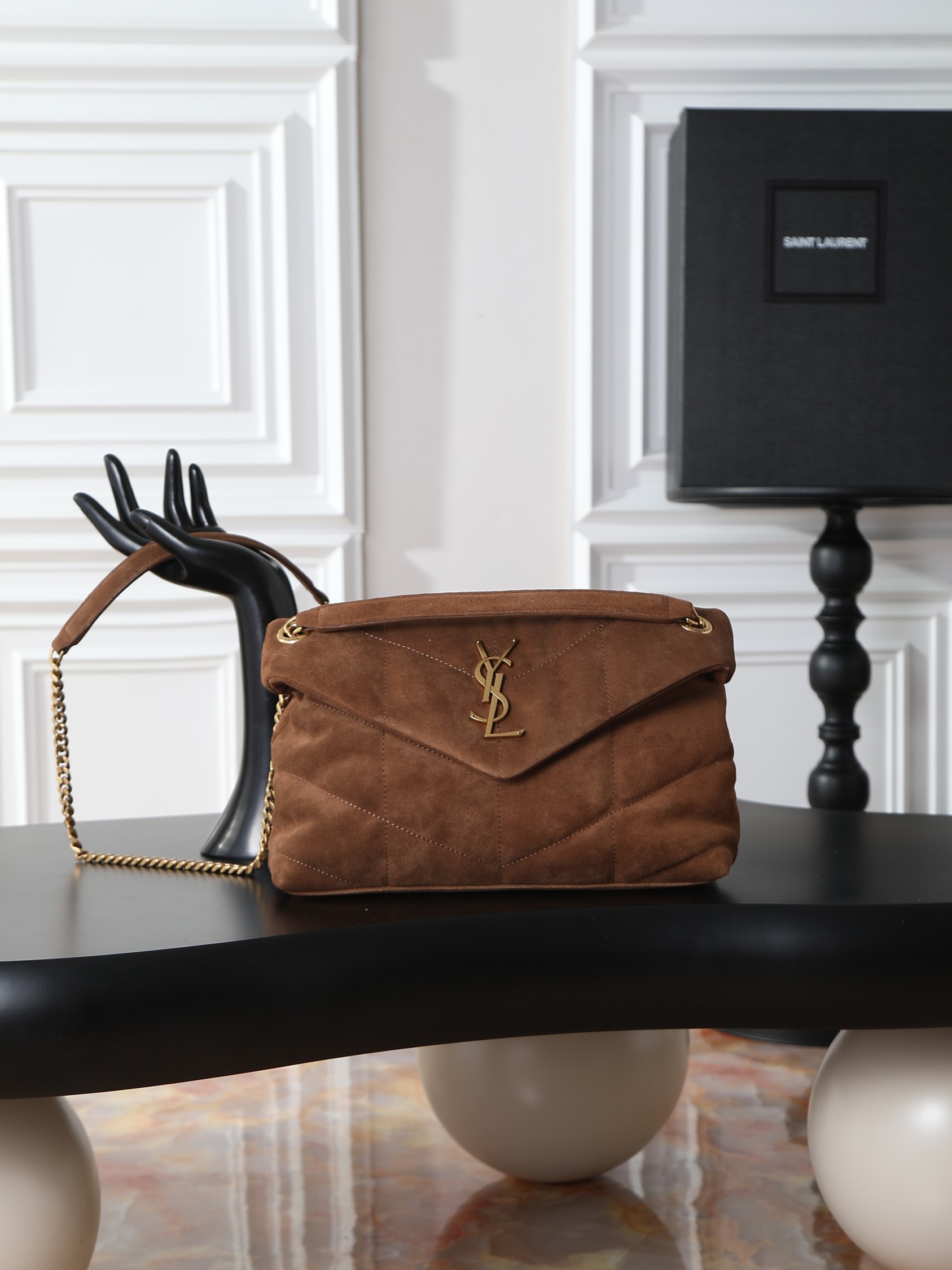 NO:659542,Coffee gold buckle frosted model · Loulou Puffer_29cm Autumn and winter suede model, soft and delicate to the touch, like embracing clouds; the classic Y family logo, chain and buttonhole hardware are all made of old metal materials, with a retro texture and uniqueness. Size 29×17×11cm Model 577476, saint laurent, saint laurent, chamois leather19860909咖啡金扣磨砂款· Loulou Puffer_29cm 秋冬麂皮款,手感柔软细腻,犹如怀抱云朵般的感受；经典的Y家logo、链条及扣眼五金均采用做旧金属材质,复古的质感及其别致. 尺寸29×17×11cm 型号577476,圣罗兰,saint laurent,chamois leather,Bag