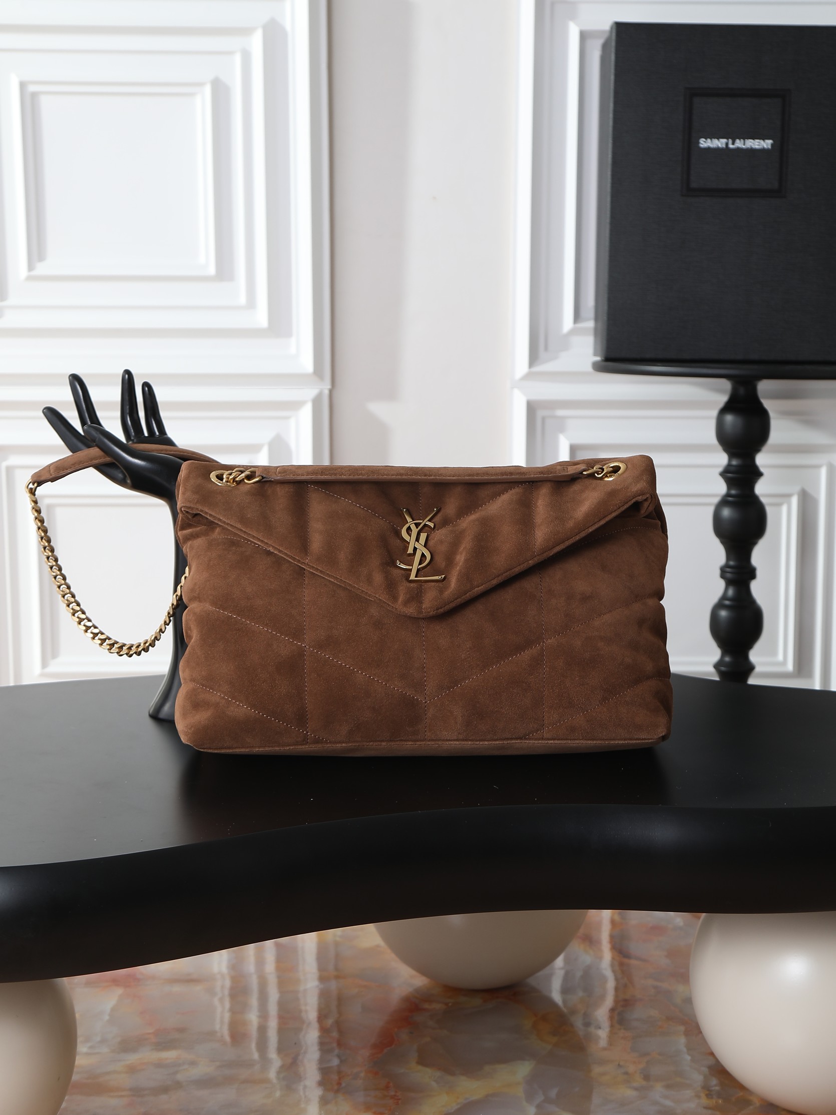 NO:659543,Coffee gold buckle frosted model · Loulou Puffer_35cm Autumn and winter suede model, soft and delicate to the touch, like embracing clouds; the classic Y family logo, chain and buttonhole hardware are all made of old metal materials, with a retro texture and uniqueness. Size 35x23x13.5cm Model 577475-1, saint laurent, saint laurent, chamois leather19860909咖啡金扣磨砂款· Loulou Puffer_35cm 秋冬麂皮款,手感柔软细腻,犹如怀抱云朵般的感受；经典的Y家logo、链条及扣眼五金均采用做旧金属材质,复古的质感及其别致. 尺寸35x23x13.5cm 型号577475-1,圣罗兰,saint laurent,chamois leather,Bag