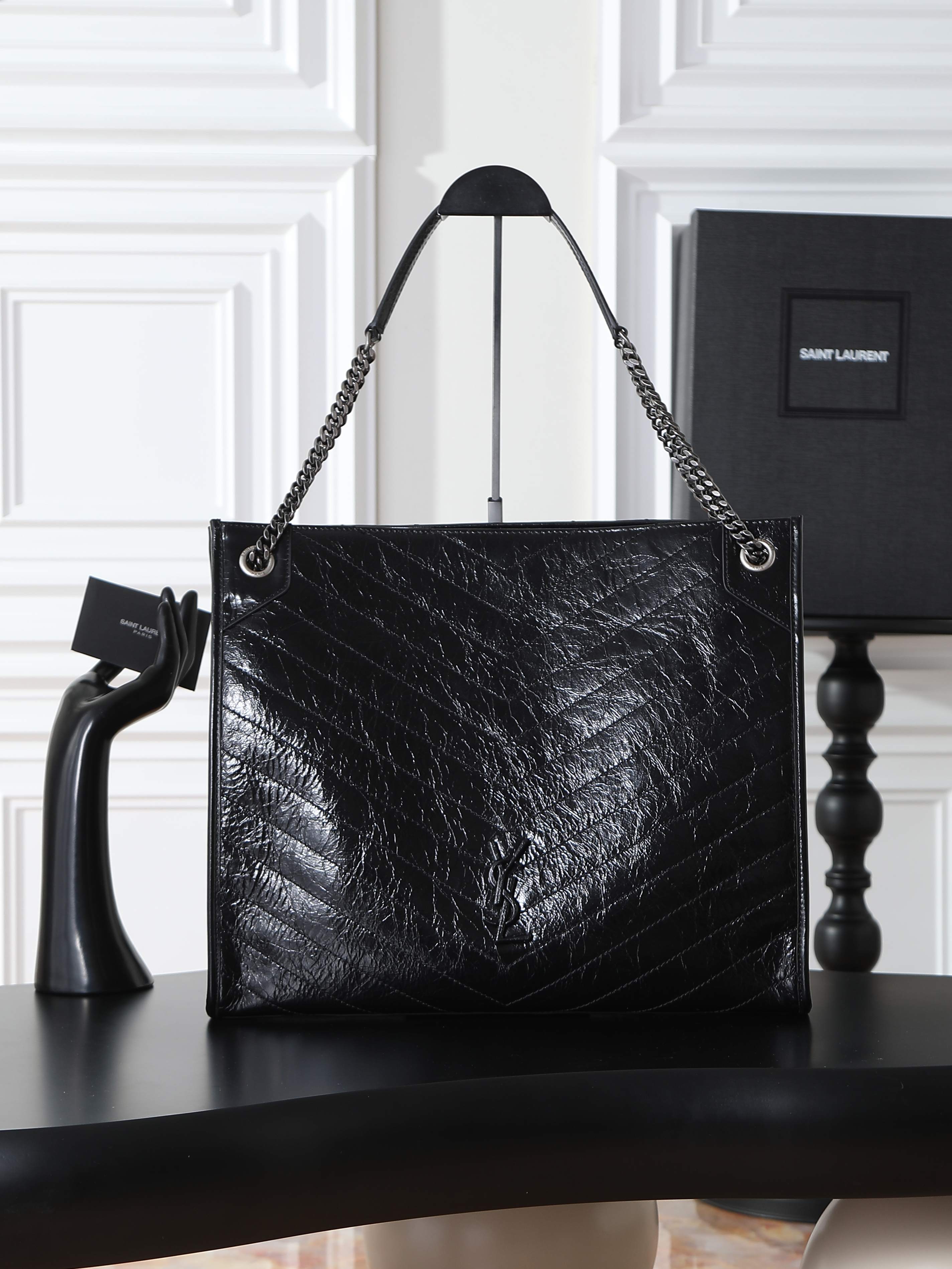 NO:676527,【New】 Niki shopping bag_large size, wrinkled waxed cowhide imported from Italy, the hardware is wrapped entirely in cowhide, and the craftsmanship is very exquisite!  There is a magnetic buckle in the middle of the bag, which ensures the safety of the bag. There is a zipper compartment and an open slot inside, which can be used to store mobile phones and change cards, making it easy to take and prevent you from finding things because it is a big bag. The bag is very light and has a large capacity. It can be switched between a briefcase, a travel bag, a shopping bag, and a mom bag at will, making it extremely practical!  Model 577998 size 39×31.5×12.5cm, saint laurent, saint laurent, travel bags, cowhide19860909【New】 Niki shopping bag_大号 意大利进口抓皱油蜡牛皮,五金是全牛皮包裹,工艺十分精湛！包袋中间有磁吸扣,保障了包包使用的安全性；内里有一拉链隔层及敞口插槽设计可放手机及零钱卡片,方便拿取,不会出现因为是大包而出现找不到东西的情况；包包自重非常轻,容量又足够大,公文包、旅行包、购物袋、妈妈包随意切换,实用性爆表！ 型号577998 尺寸39×31.5×12.5cm,圣罗兰,saint laurent,travel bags,cowhide,Bag