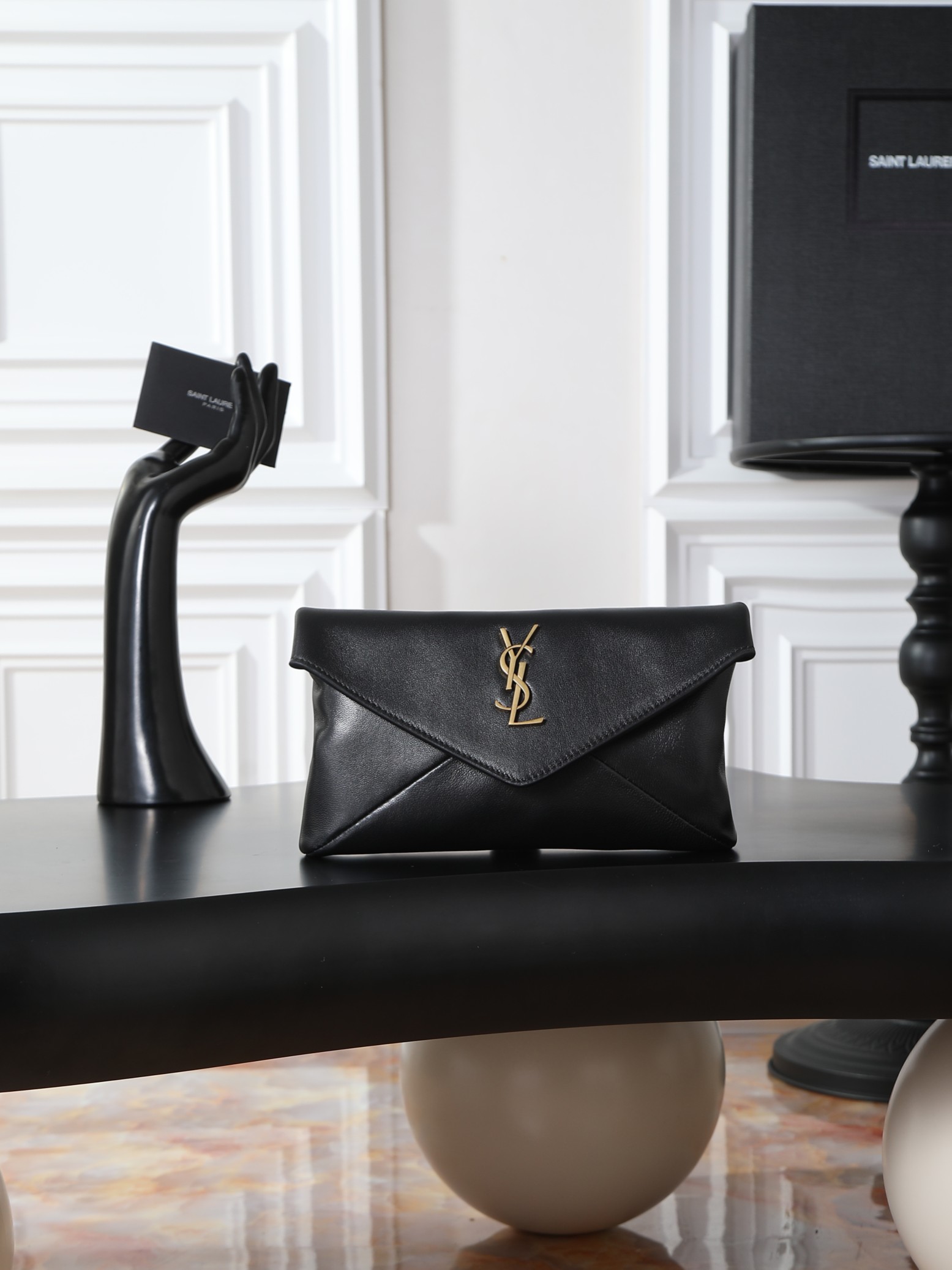 NO:676529,[Black] LE envelope-style clutch bag_ New clutch bag with smart personality, exquisite and cool hand effect, ultra-light weight, nice capacity!  The sheepskin material is soft, delicate, high-end, super durable, and goes well with autumn and winter. It can be worn with various styles of coats, sweaters, and suits!  It’s full of minimalist style, and the upper body is high-end and cool!  Style No. 764931 Size 21.4×14×4cm, saint laurent, saint laurent, handbag, sweaters, business suit, sheepskin19860909【黑色】 LE 信封式手拿包_ 新款手拿包 个性干练,手拿效果精致酷飒,超轻自重,容量 nice！羊皮材质柔软细腻又高级,超耐用,与秋冬超搭,穿大衣/毛衣/西装各种风格都可搭配！又是极简风拉满,上身高级又酷飒！ 款号764931 尺寸21.4×14×4cm,圣罗兰,saint laurent,handbag,sweaters,business suit,sheepskin,Bag