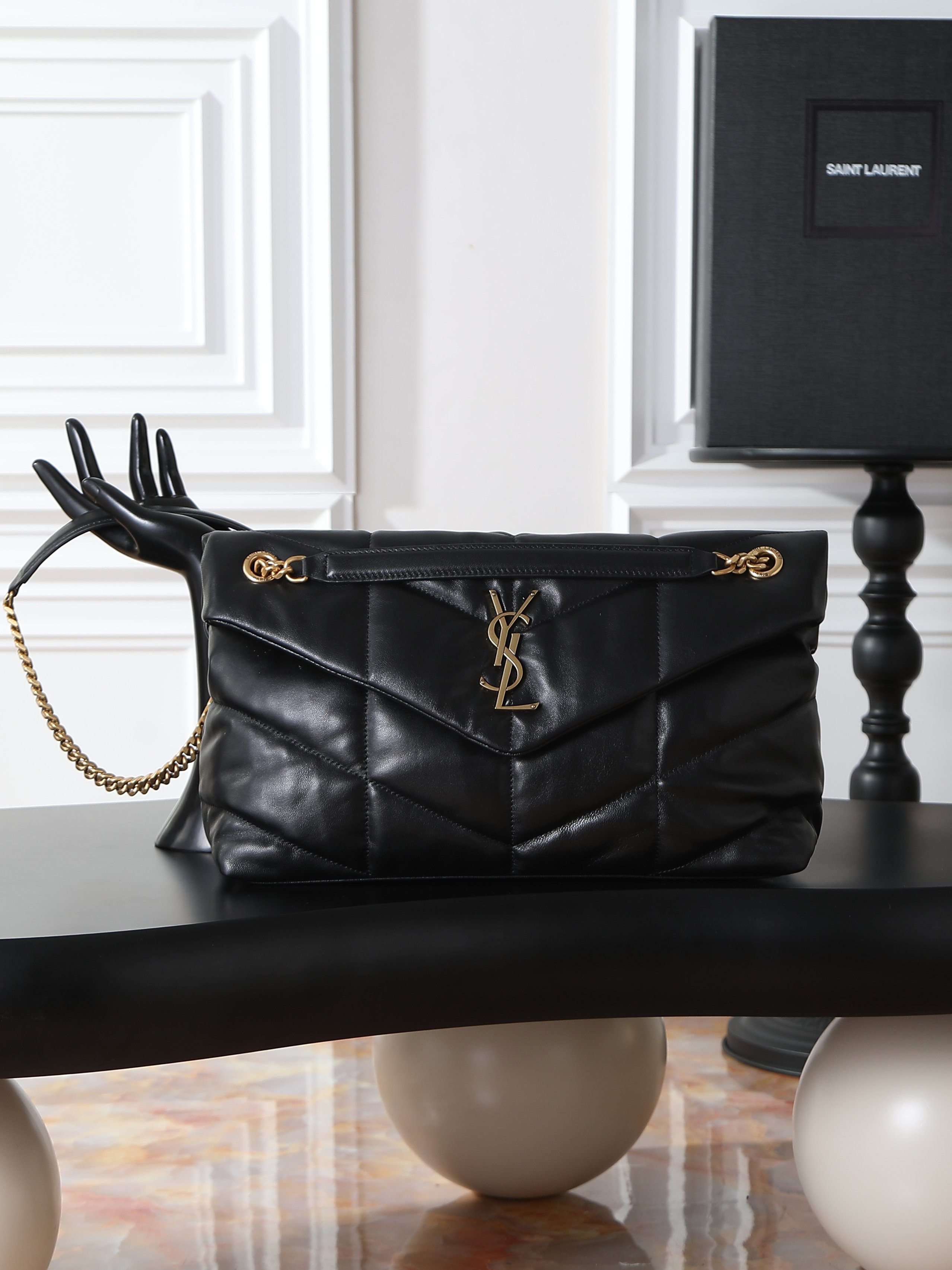 NO:676530,Black gold buckle sheepskin model · Loulou Puffer_35cm Sheepskin model, soft and delicate to the touch, like embracing clouds; the classic Y family logo, chain and buttonhole hardware are all made of old metal materials, with a retro texture and uniqueness. Size 35x23x13.5cm Model 577475-1, saint laurent, saint laurent, sheepskin19860909黑色金扣羊皮款· Loulou Puffer_35cm 羊皮款,手感柔软细腻,犹如怀抱云朵般的感受；经典的Y家logo、链条及扣眼五金均采用做旧金属材质,复古的质感及其别致. 尺寸35x23x13.5cm 型号577475-1,圣罗兰,saint laurent,sheepskin,Bag