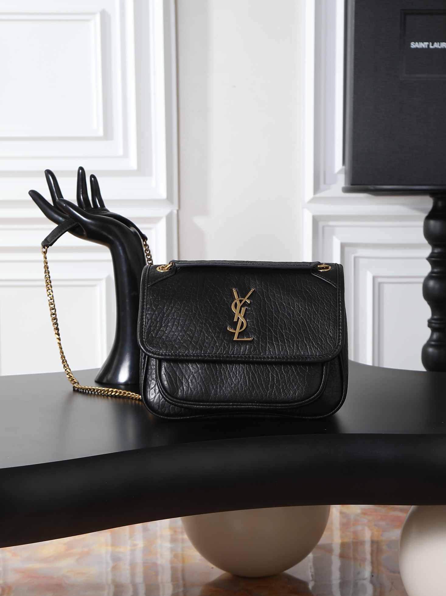 NO:676532,niki_22cm black elephant pattern with gold buckle, it is not too cool, the bag shape is good-looking and has no flaws, the soft and delicate sheepskin creates a retro style. It can be carried in the hand or under the arm. It is full of aura and can be carried by both men and women. It has both fashion and function. The upper body is comfortable and fashionable. The large capacity is well arranged for daily commuting and travel. Style No. 633151/633185 Size 22×16.5×12cm, Yves Saint Laurent, Saint  laurent,sheepskin19860909niki_22cm 黑色大象纹配金扣 简直不要太酷,包型好看没有缺点,柔软细腻羊皮营造出复古照旧风格 手拎或者腋下都很可 气场十足男女均可驾驭 时尚与功能兼备 上身舒适又时髦 超大容量日常通勤旅行妥妥安排到位 款号633151/633185 尺寸22×16.5×12cm,圣罗兰,saint laurent,sheepskin,Bag