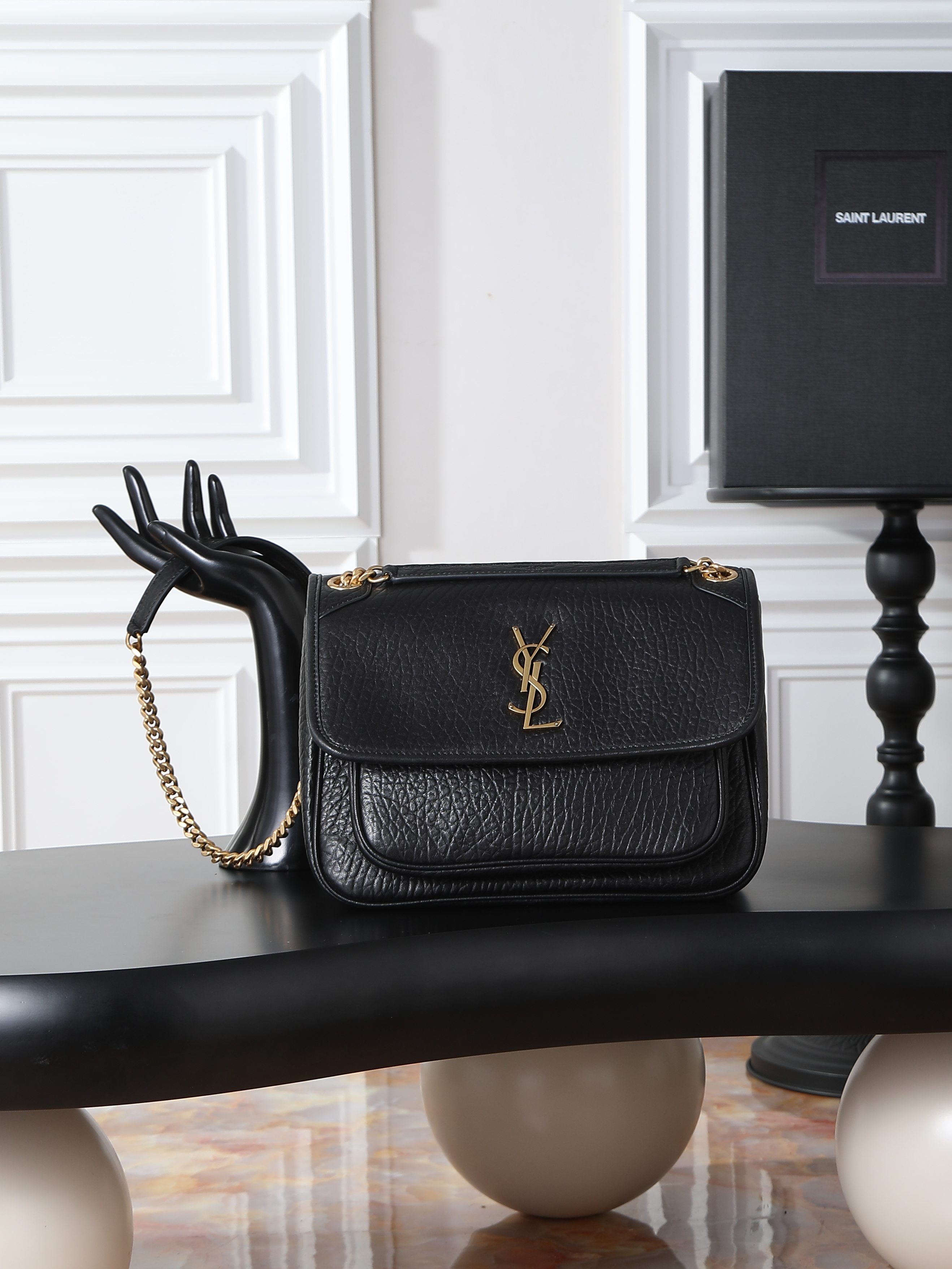 NO:676534,Black elephant pattern with gold buckle · 28cm Niki is not too cool, the bag shape is good-looking and has no flaws, the soft and delicate sheepskin creates a retro style. It can be carried in the hand or under the arm. It is full of aura and can be carried by both men and women. It is fashionable and functional. The upper body is comfortable and fashionable. The large capacity is well arranged for daily commuting and travel. Style No. 633158/633184 Size 28×20.5×8.5cm, Yves Saint Laurent, saint  laurent,sheepskin19860909黑色大象纹配金扣·28cm Niki 简直不要太酷,包型好看没有缺点,柔软细腻羊皮营造出复古照旧风格 手拎或者腋下都很可 气场十足男女均可驾驭 时尚与功能兼备 上身舒适又时髦 超大容量日常通勤旅行妥妥安排到位 款号633158/633184 尺寸28×20.5×8.5cm,圣罗兰,saint laurent,sheepskin,Bag