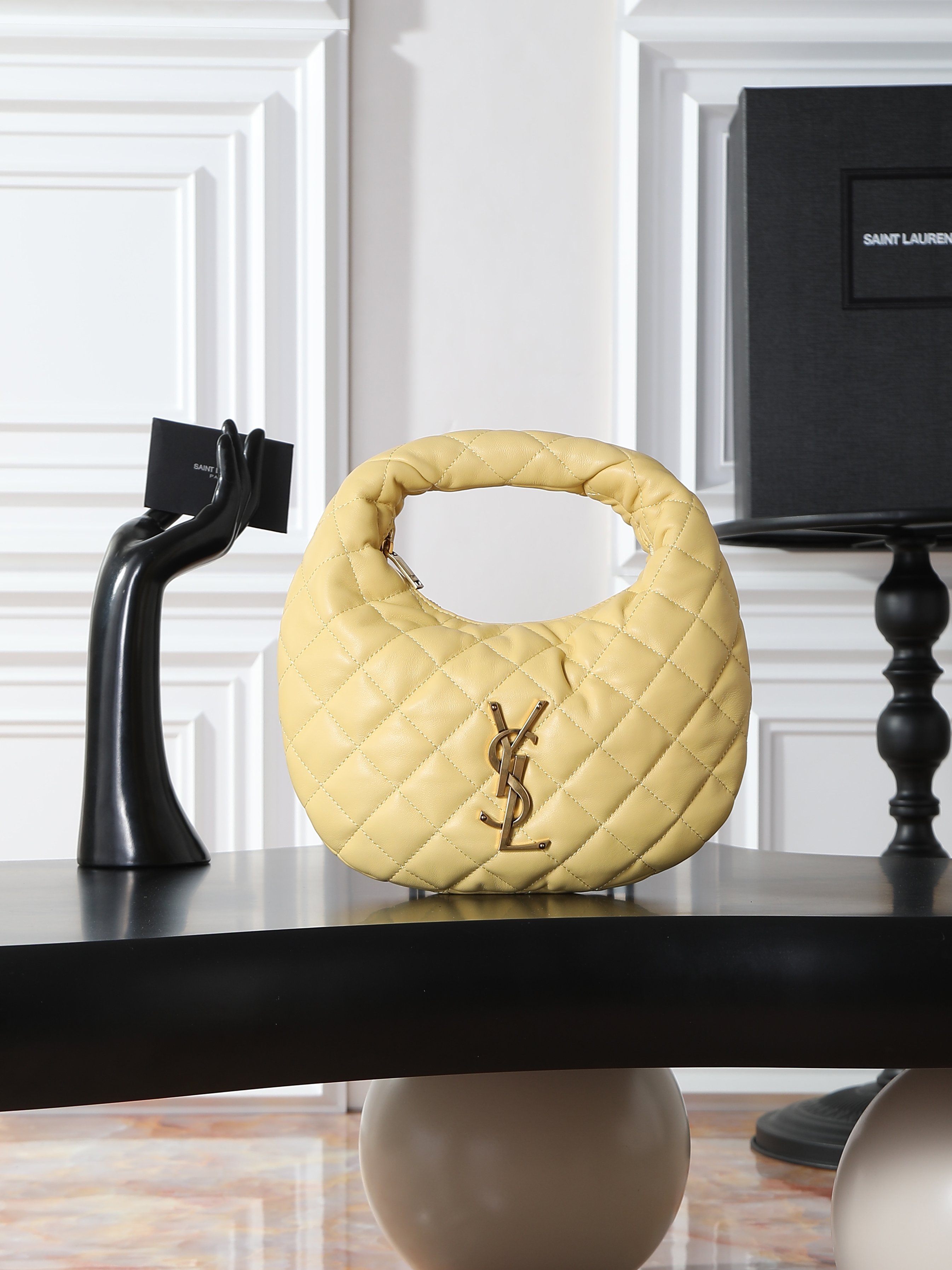 NO:676539,ICARE baby nappa yellow sheepskin handbag, original leather, matching hardware. The much-anticipated croissant-shaped bag makes its debut. The iconic metal logo is embellished on it. It perfectly combines retro and modern feel. It can be called one of the most anticipated It Bags this season. Whether it is for daily outings or night parties, this bag can be easily carried!  Model 851689 Size 17/30cm×18×4cm, saint laurent, saint laurent, sheepskin19860909ICARE baby纳帕黄色羊皮手袋 原厂皮,对版五金批 备受瞩目的可颂形状包包闪亮登场,标志性的金属logo点缀其中,完美结合复古与现代感,堪称本季最令人期待的It Bag之一.无论是日常出街还是夜晚派对,这款包都能轻松驾驭！ 型号851689 尺寸17/30cm×18×4cm,圣罗兰,saint laurent,sheepskin,Bag