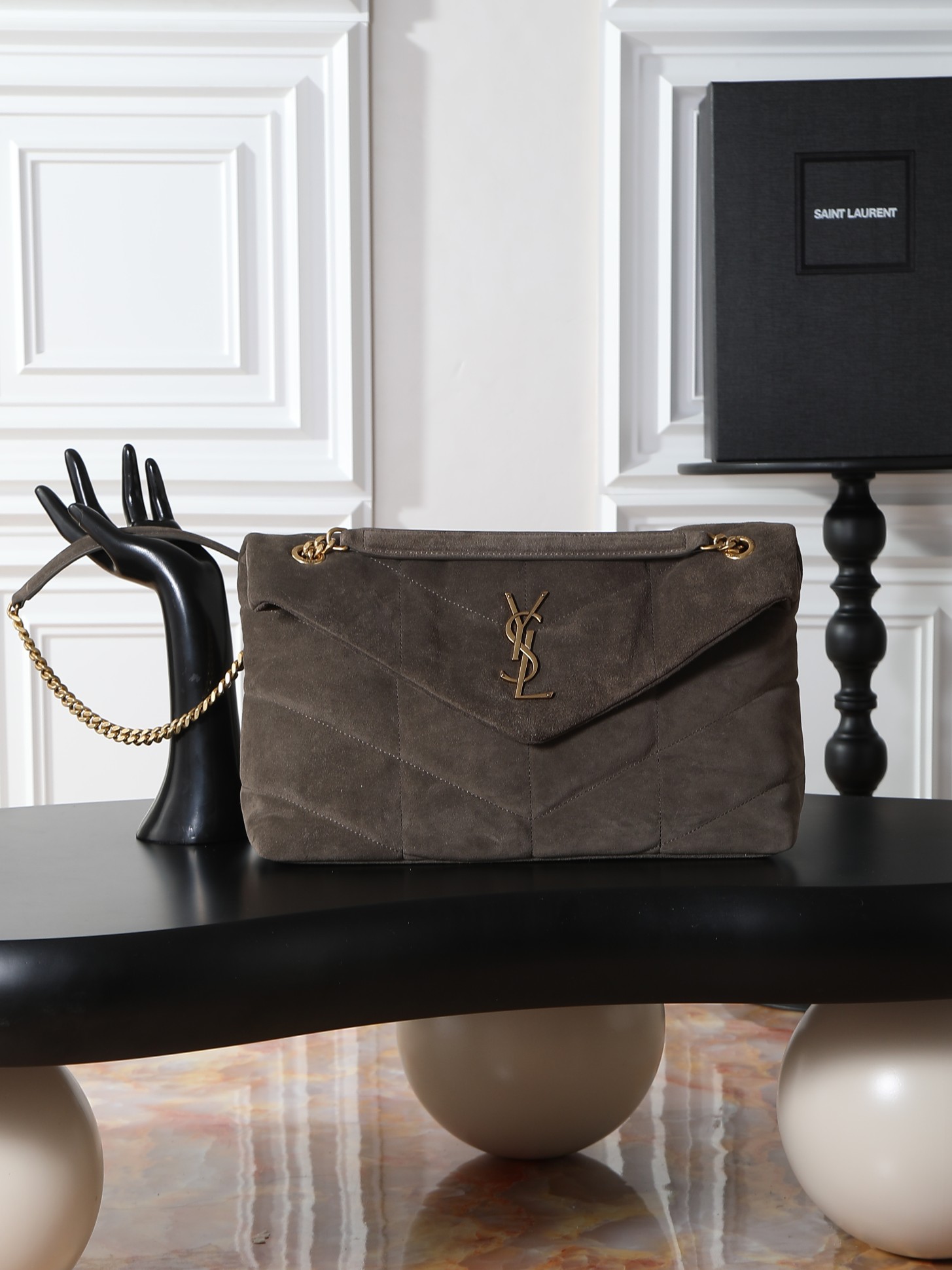 NO:676540,Musk gold buckle frosted model · Loulou Puffer_35cm frosted suede model, soft and delicate to the touch, like embracing clouds; the classic Y family logo, chain and buttonhole hardware are all made of old metal materials, with a retro texture and uniqueness. Size 35x23x13.5cm Model 577475-1, saint laurent, saint laurent, chamois leather19860909麝香金扣磨砂款· Loulou Puffer_35cm 磨砂麂皮款,手感柔软细腻,犹如怀抱云朵般的感受；经典的Y家logo、链条及扣眼五金均采用做旧金属材质,复古的质感及其别致. 尺寸35x23x13.5cm 型号577475-1,圣罗兰,saint laurent,chamois leather,Bag