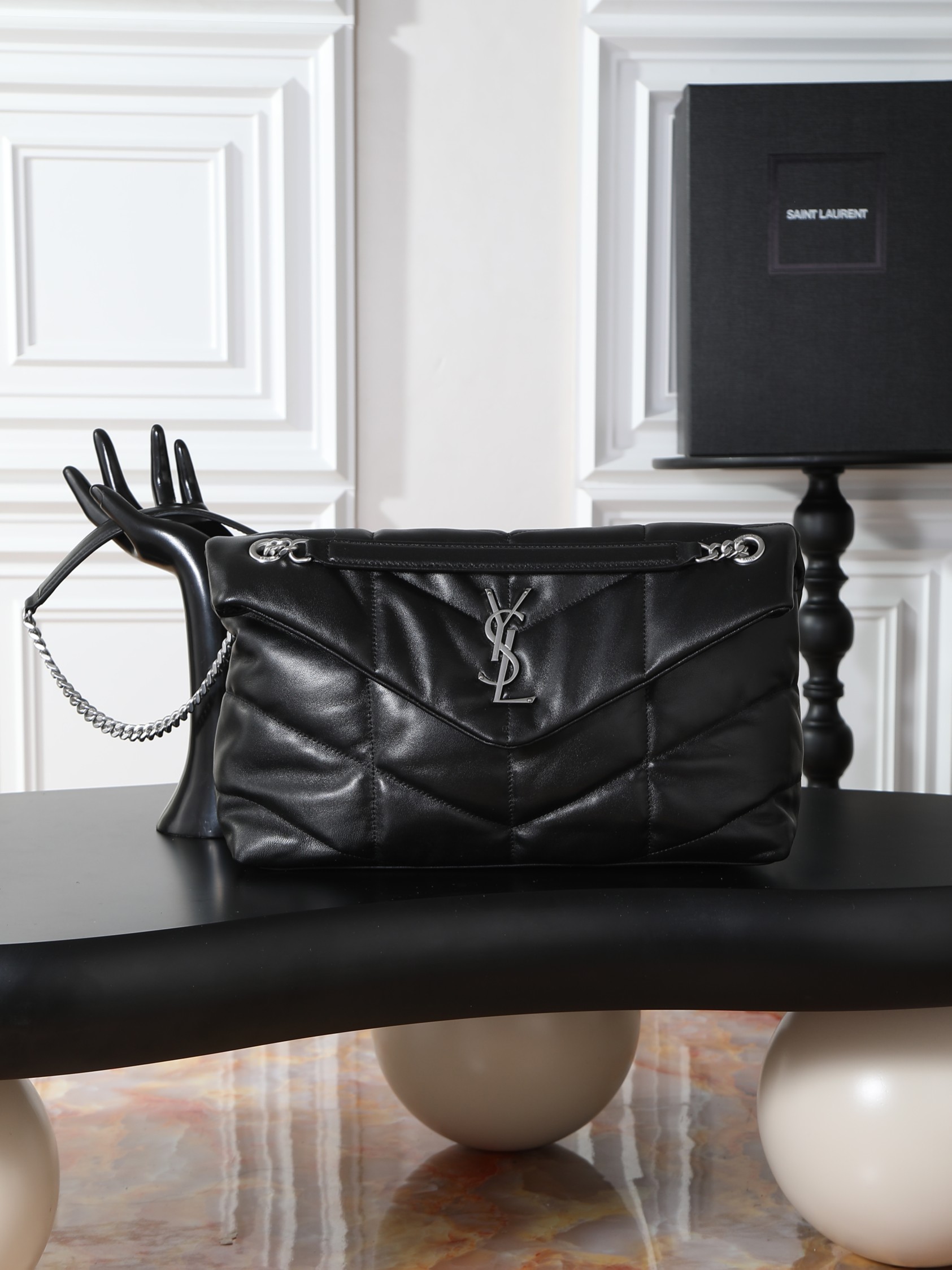 NO:676535,Black silver buckle sheepskin model · Loulou Puffer_35cm sheepskin model, soft and delicate to the touch, like embracing clouds; the classic Y family logo, chain and buttonhole hardware are all made of old metal materials, with a retro texture and uniqueness. Size 35x23x13.5cm Model 577475-1, saint laurent, saint laurent, sheepskin19860909黑色银扣羊皮款· Loulou Puffer_35cm 羊皮款,手感柔软细腻,犹如怀抱云朵般的感受；经典的Y家logo、链条及扣眼五金均采用做旧金属材质,复古的质感及其别致. 尺寸35x23x13.5cm 型号577475-1,圣罗兰,saint laurent,sheepskin,Bag