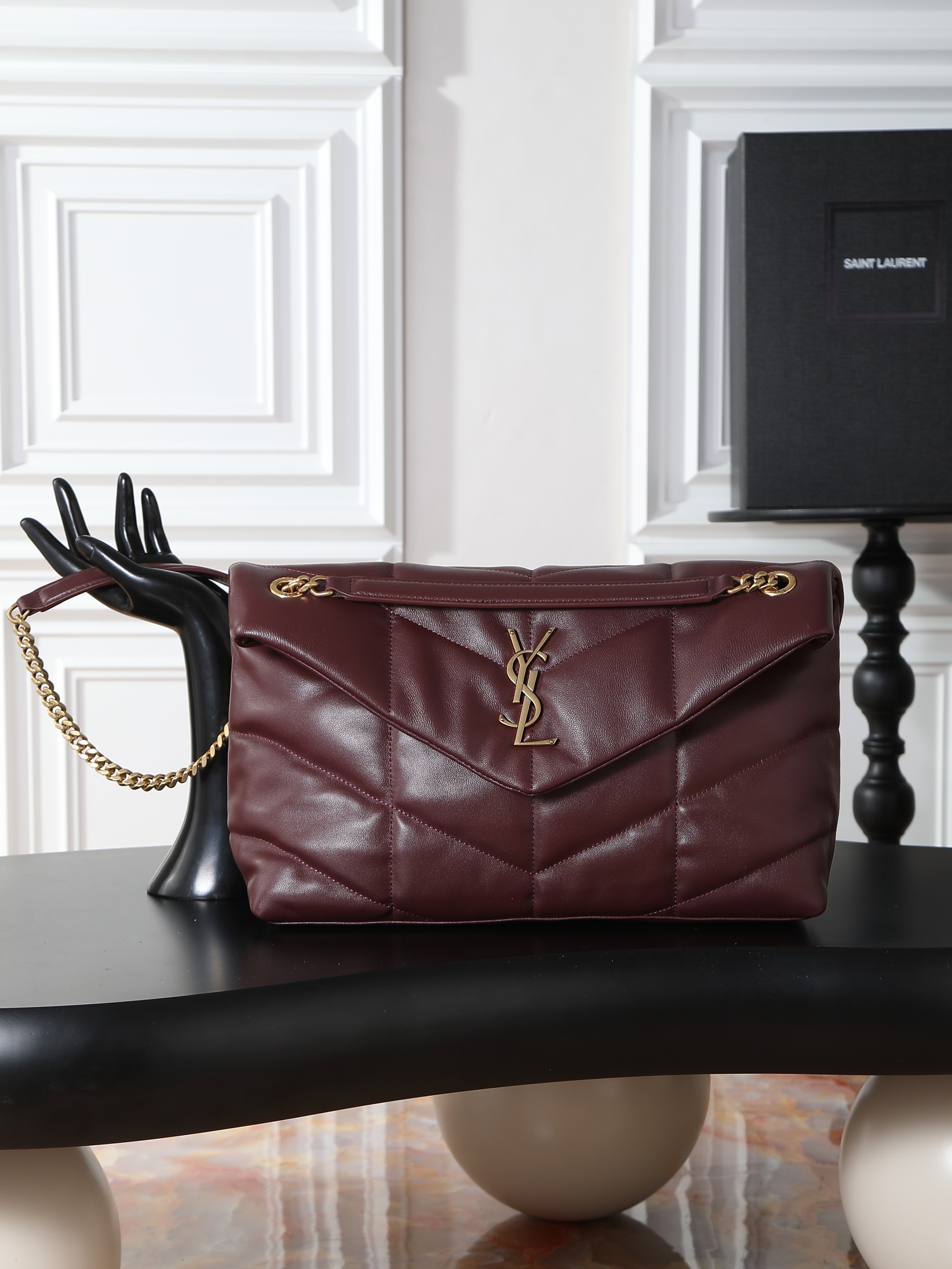 NO:676537,Maroon gold buckle sheepskin model · Loulou Puffer_35cm Sheepskin model, soft and delicate to the touch, like embracing clouds; the classic Y family logo, chain and buttonhole hardware are all made of old metal materials, with a retro texture and uniqueness. Size 35x23x13.5cm Model 577475-1, saint laurent, saint laurent, sheepskin19860909枣红金扣羊皮款· Loulou Puffer_35cm 羊皮款,手感柔软细腻,犹如怀抱云朵般的感受；经典的Y家logo、链条及扣眼五金均采用做旧金属材质,复古的质感及其别致. 尺寸35x23x13.5cm 型号577475-1,圣罗兰,saint laurent,sheepskin,Bag