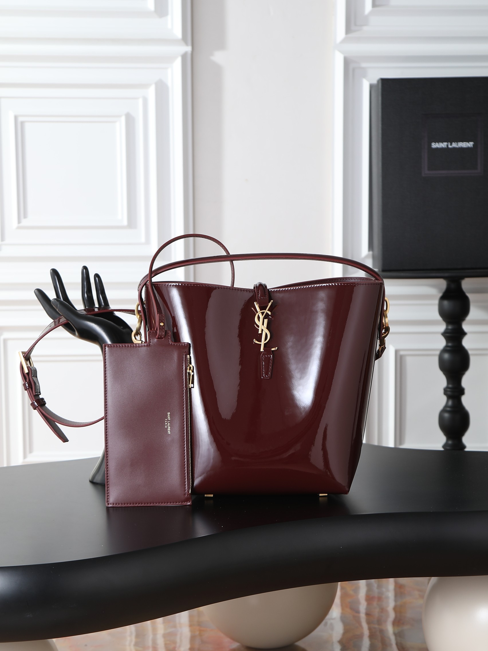 NO:719167,Maroon Patent Leather · LE 5A7 Series New Super-Beautiful Bucket Bag with Handle_New bag type, made of Italian calfskin, the bag has a simple and three-dimensional outline, looks stiff but not too sharp, with a metal foot nail at the bottom, and a plug-in bag buckle with a classic iconic metal logo, giving the overall look a unique temperament that is both classic and elegant, yet very fashionable and modern!  Batch model 742828 size 26×20×12cm, saint laurent, saint laurent, cowhide19860909枣红色漆皮· LE 5A7系列之新款超好看水桶包 带手提_全新包型,采用意大利小牛皮,包身轮廓简洁、立体,看上去硬挺又不会太凌厉,底部带有个金属脚钉,搭配经典标志性金属logo的插入式包扣,整体给人一种既经典优雅,又很时髦现代的独特气质！批 型号742828 尺寸26×20×12cm,圣罗兰,saint laurent,cowhide,Bag