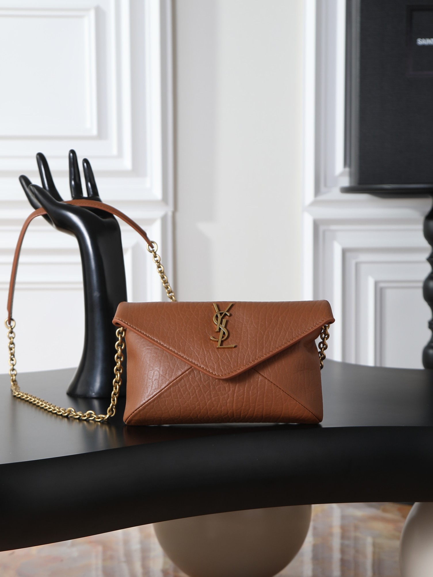 NO:773202,Calypso's new mini chain bag New chain bag has a smart personality. The chain is detachable and can be used as a hand bag. It has a delicate and cool hand effect. It is ultra-light in weight and has a nice capacity!  The sheepskin material is soft, delicate, high-end, super durable, and goes well with autumn and winter. It can be worn with various styles of coats, sweaters, and suits!  It’s full of minimalist style, and the upper body is high-end and cool!  Style No. 819271 Size 19×12×3cm, saint laurent, saint laurent, sweaters, business suit, sheepskin19860909Calypso 新款mini链条包 新款链条包 个性干练,链条可拆卸做手包,手拿效果精致酷飒,超轻自重,容量 nice！羊皮材质柔软细腻又高级,超耐用,与秋冬超搭,穿大衣/毛衣/西装各种风格都可搭配！又是极简风拉满,上身高级又酷飒！ 款号819271 尺寸19×12×3cm,圣罗兰,saint laurent,sweaters,business suit,sheepskin,Bag
