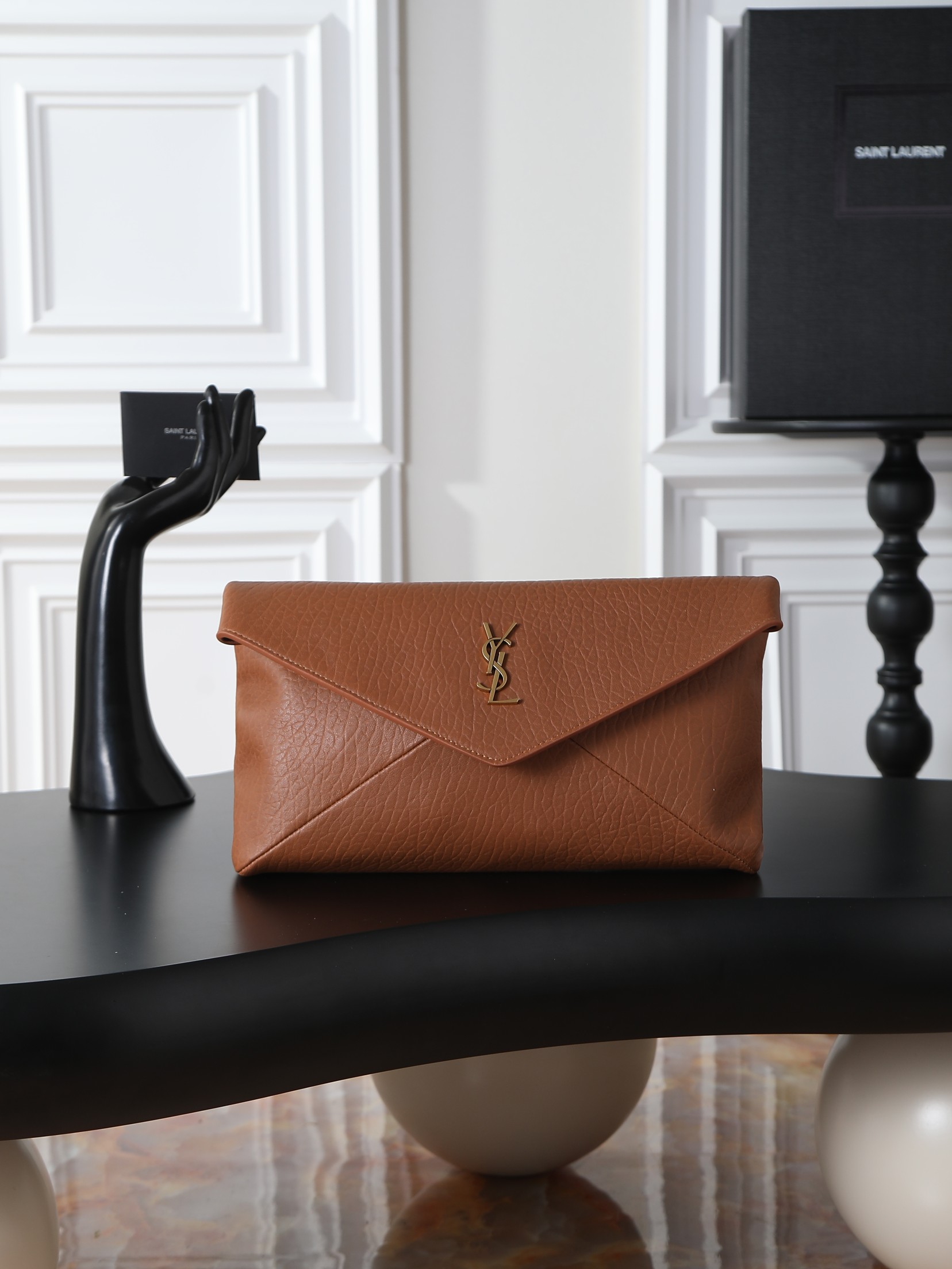 NO:773206,[Earth Yellow] LE envelope-style clutch bag_ New clutch bag with a capable personality, exquisite and cool hand-holding effect, ultra-light weight, nice capacity!  The sheepskin material is soft, delicate, high-end, super durable, and goes well with autumn and winter. It can be worn with various styles of coats, sweaters, and suits!  It’s full of minimalist style, and the upper body is high-end and cool!  Style No. 769307 Size 29.5×18×4.5cm, saint laurent, saint laurent, handbag, sweaters, business suit, sheepskin19860909【土黄】 LE 信封式手拿包_ 新款手拿包 个性干练,手拿效果精致酷飒,超轻自重,容量 nice！羊皮材质柔软细腻又高级,超耐用,与秋冬超搭,穿大衣/毛衣/西装各种风格都可搭配！又是极简风拉满,上身高级又酷飒！ 款号769307 尺寸29.5×18×4.5cm,圣罗兰,saint laurent,handbag,sweaters,business suit,sheepskin,Bag