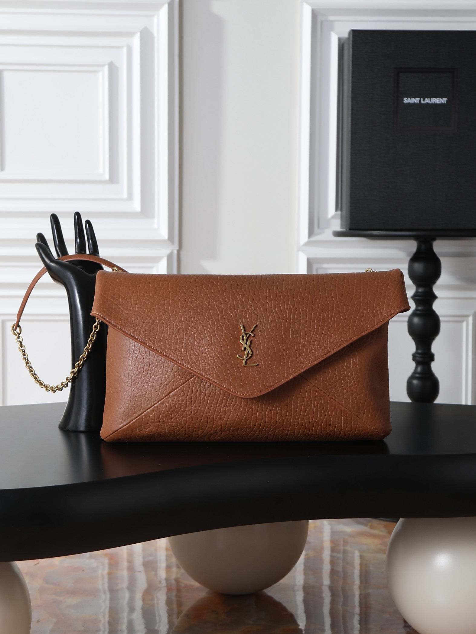 NO:773211,LE envelope-style chain clutch, extra large soft clutch, has a smart personality, fashionable and versatile style, the shoulder strap can be stored, can be carried on the shoulder, or used as a clutch. The hand effect is exquisite and cool, ultra-light weight, and the capacity is nice!  The sheepskin material is soft, delicate and high-end, super durable, full of minimalist style, and the upper body is high-end and cool!  Batch number 841702, size 35×22×3cm, saint laurent, saint laurent, handbag, sheepskin19860909LE 信封式链条手拿包 超大柔软手拿包 个性干练,款式时尚百搭,肩带可收纳,既可肩背,也可以做为手拿包使用.手拿效果精致酷飒,超轻自重,容量 nice！羊皮材质柔软细腻又高级,超耐用,极简风拉满,上身高级又酷飒！批 款号841702 尺寸35×22×3cm,圣罗兰,saint laurent,handbag,sheepskin,Bag