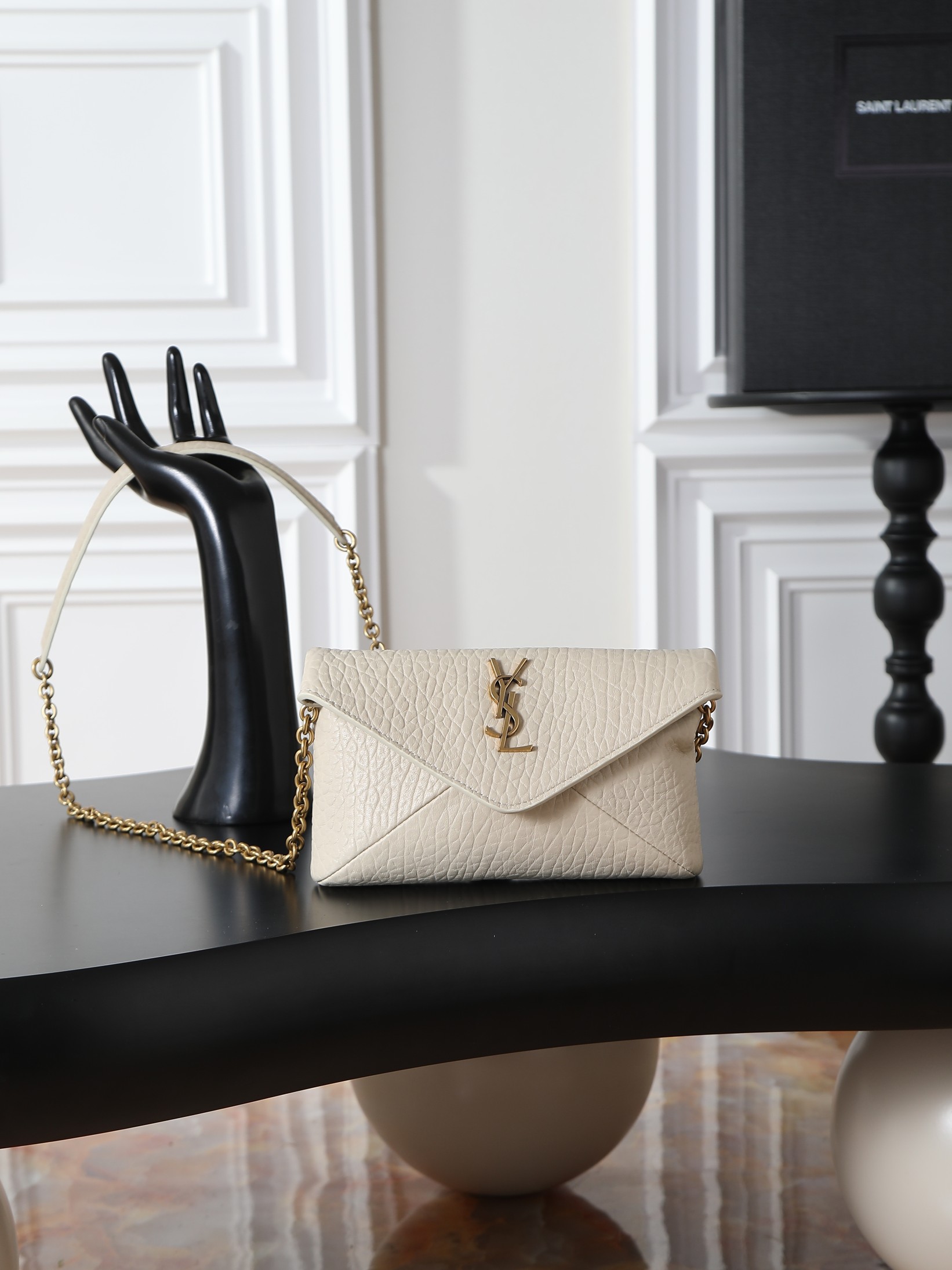 NO:773220,Calypso's new mini chain bag New chain bag has a smart personality. The chain is detachable and can be used as a hand bag. It has a delicate and cool hand effect. It is ultra-light in weight and has a nice capacity!  The sheepskin material is soft, delicate, high-end, super durable, and goes well with autumn and winter. It can be worn with various styles of coats, sweaters, and suits!  It’s full of minimalist style, and the upper body is high-end and cool!  Style No. 819271 Size 19×12×3cm, saint laurent, saint laurent, sweaters, business suit, sheepskin19860909Calypso 新款mini链条包 新款链条包 个性干练,链条可拆卸做手包,手拿效果精致酷飒,超轻自重,容量 nice！羊皮材质柔软细腻又高级,超耐用,与秋冬超搭,穿大衣/毛衣/西装各种风格都可搭配！又是极简风拉满,上身高级又酷飒！ 款号819271 尺寸19×12×3cm,圣罗兰,saint laurent,sweaters,business suit,sheepskin,Bag