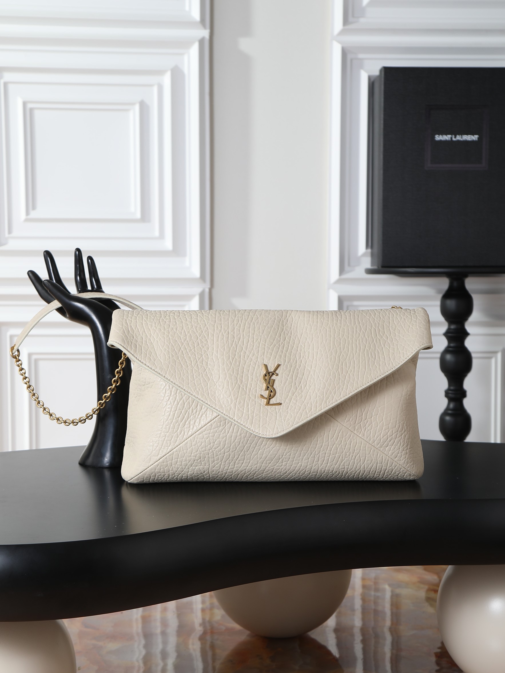 NO:773226,LE envelope-style chain clutch, extra large soft clutch, has a smart personality, fashionable and versatile style, the shoulder strap can be stored, can be carried on the shoulder, or used as a clutch. The hand effect is exquisite and cool, ultra-light weight, and the capacity is nice!  The sheepskin material is soft, delicate and high-end, super durable, full of minimalist style, and the upper body is high-end and cool!  Batch number 841702, size 35×22×3cm, saint laurent, saint laurent, handbag, sheepskin19860909LE 信封式链条手拿包 超大柔软手拿包 个性干练,款式时尚百搭,肩带可收纳,既可肩背,也可以做为手拿包使用.手拿效果精致酷飒,超轻自重,容量 nice！羊皮材质柔软细腻又高级,超耐用,极简风拉满,上身高级又酷飒！批 款号841702 尺寸35×22×3cm,圣罗兰,saint laurent,handbag,sheepskin,Bag