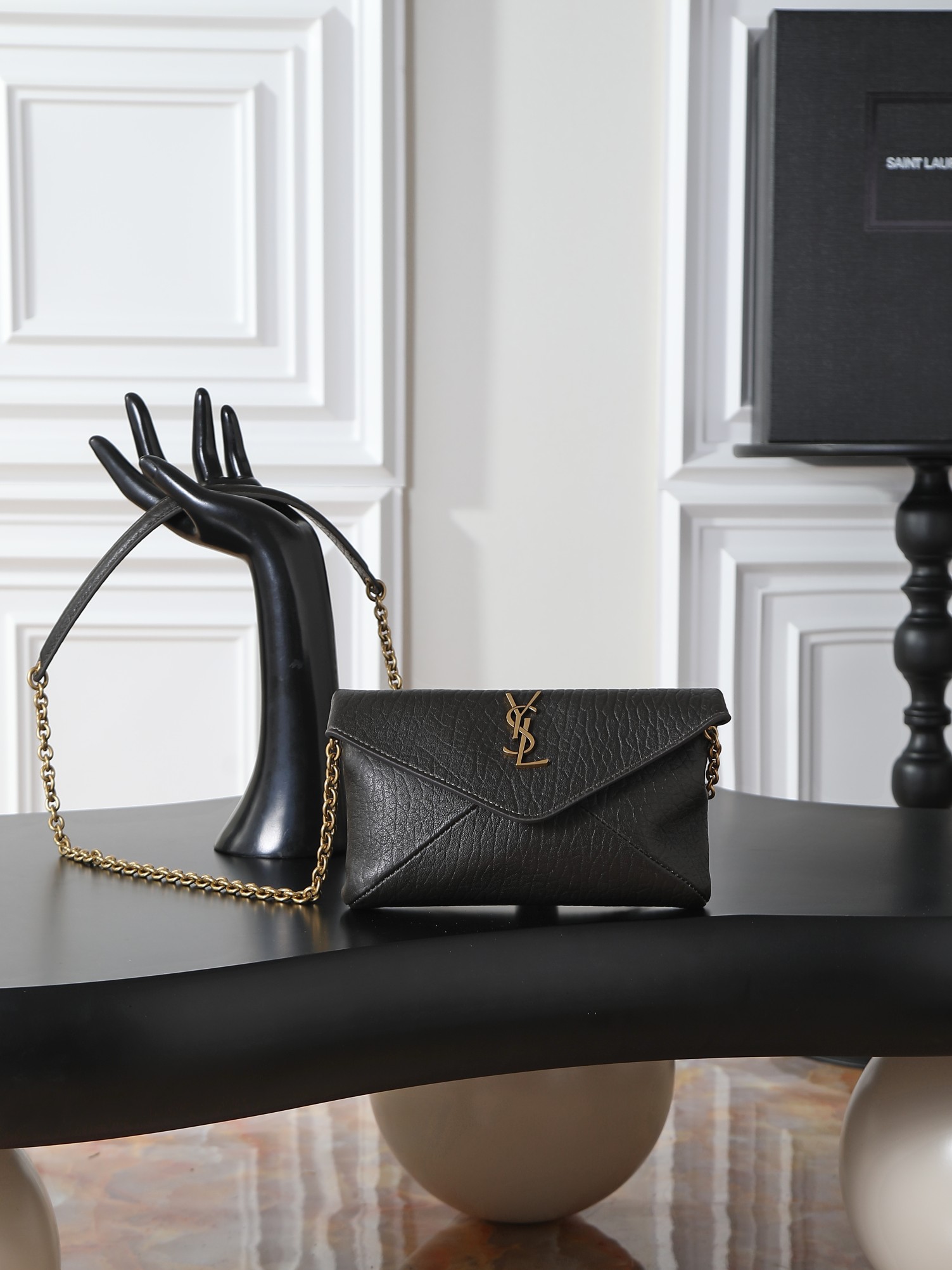 NO:773221,Calypso's new mini chain bag, green, new chain bag, has a smart personality, the chain is detachable and can be used as a hand bag, the hand effect is exquisite and cool, ultra-light weight, and the capacity is nice!  The sheepskin material is soft, delicate, high-end, super durable, and goes well with autumn and winter. It can be worn with various styles of coats, sweaters, and suits!  It’s full of minimalist style, and the upper body is high-end and cool!  Style No. 819271 Size 19×12×3cm, saint laurent, saint laurent, sweaters, business suit, sheepskin19860909Calypso 新款mini链条包 绿色 新款链条包 个性干练,链条可拆卸做手包,手拿效果精致酷飒,超轻自重,容量 nice！羊皮材质柔软细腻又高级,超耐用,与秋冬超搭,穿大衣/毛衣/西装各种风格都可搭配！又是极简风拉满,上身高级又酷飒！ 款号819271 尺寸19×12×3cm,圣罗兰,saint laurent,sweaters,business suit,sheepskin,Bag