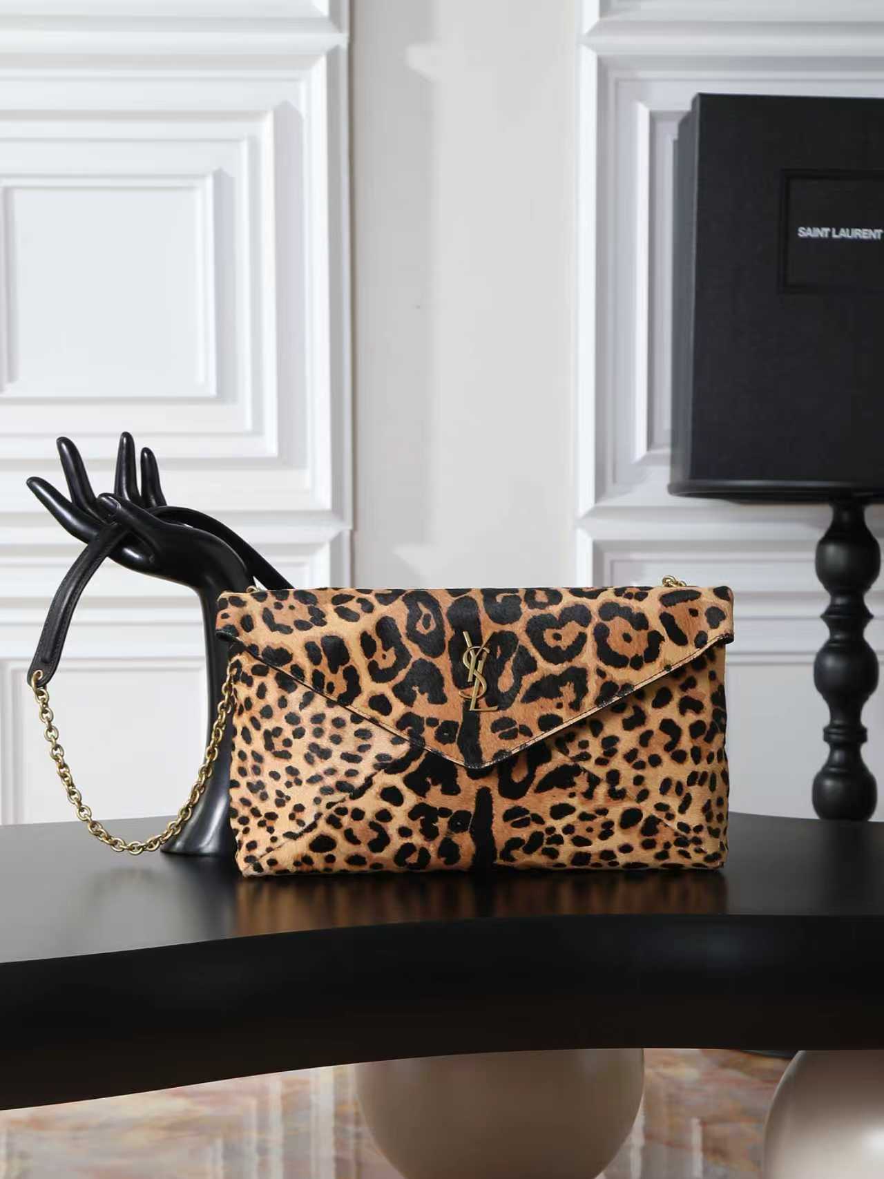 NO:773244,LE envelope chain clutch clutch bag has a smart personality, fashionable and versatile style, the shoulder strap can be stored, it can be carried on the shoulder as an armpit bag, or used as a clutch bag. The hand effect is exquisite and cool, ultra-light weight, and the capacity is nice!  Leopard print material with high-end leather, cool upper body!  Style No. 769307 Size 29.5×18×4.5cm, saint laurent, saint laurent, handbag19860909LE 信封式链条手拿包 手拿包 个性干练,款式时尚百搭,肩带可收纳,既可肩背做腋下包,也可以做为手拿包使用.手拿效果精致酷飒,超轻自重,容量 nice！豹纹材质配皮高级,上身酷飒！ 款号769307 尺寸29.5×18×4.5cm,圣罗兰,saint laurent,handbag,Bag