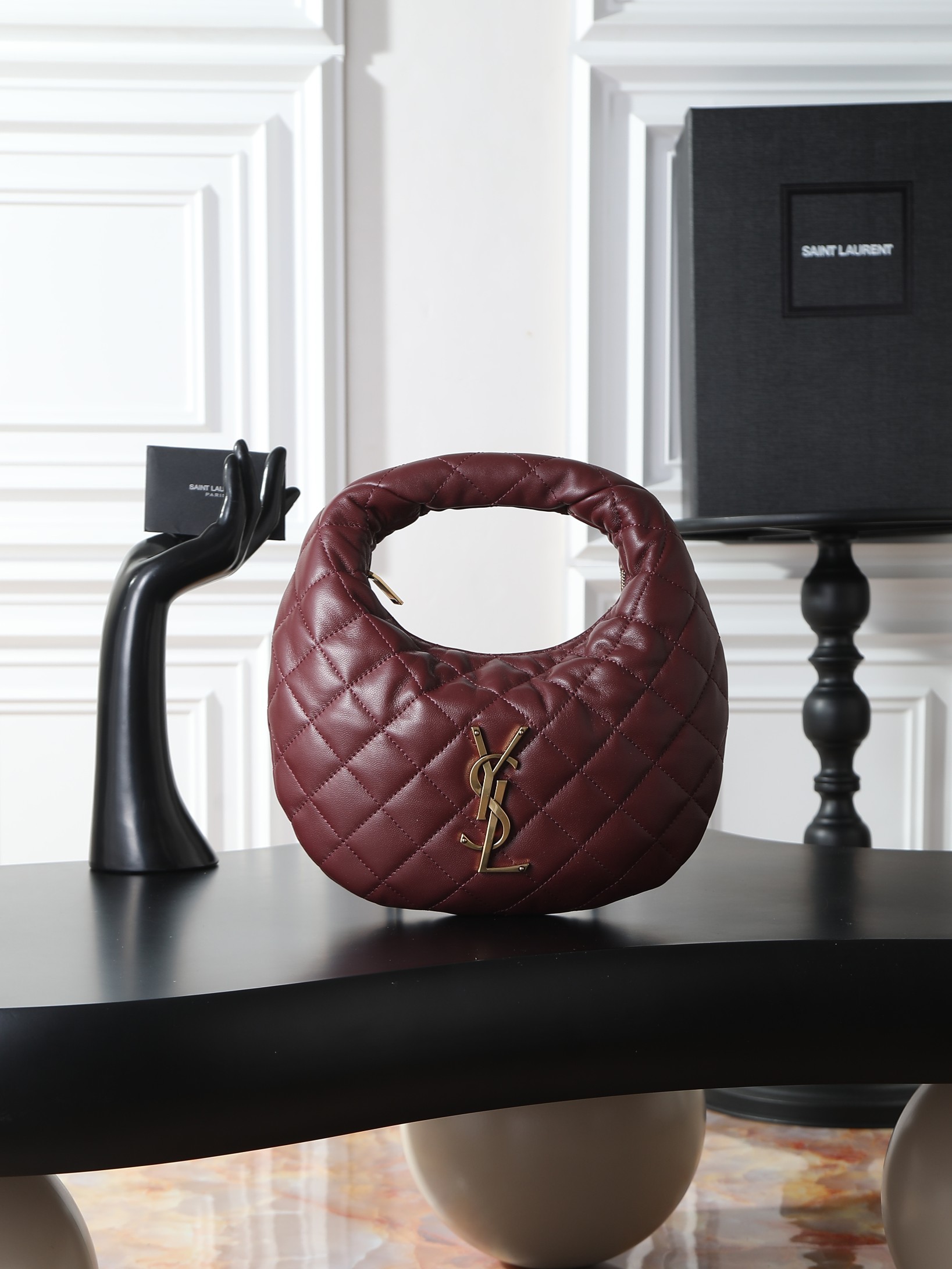 NO:773082,ICARE baby nappa maroon sheepskin handbag, original leather, matching hardware. The much-anticipated croissant-shaped bag makes its debut, with the iconic metal logo emblazoned on it. It perfectly combines retro and modern feel. It can be called one of the most anticipated It Bags this season. Whether it is for daily outings or night parties, this bag can be easily carried!  Model 851689 Size 17/30cm×18×4cm, saint laurent, saint laurent, sheepskin19860909ICARE baby纳帕枣红羊皮手袋 原厂皮,对版五金批 备受瞩目的可颂形状包包闪亮登场,标志性的金属logo点缀其中,完美结合复古与现代感,堪称本季最令人期待的It Bag之一.无论是日常出街还是夜晚派对,这款包都能轻松驾驭！ 型号851689 尺寸17/30cm×18×4cm,圣罗兰,saint laurent,sheepskin,Bag