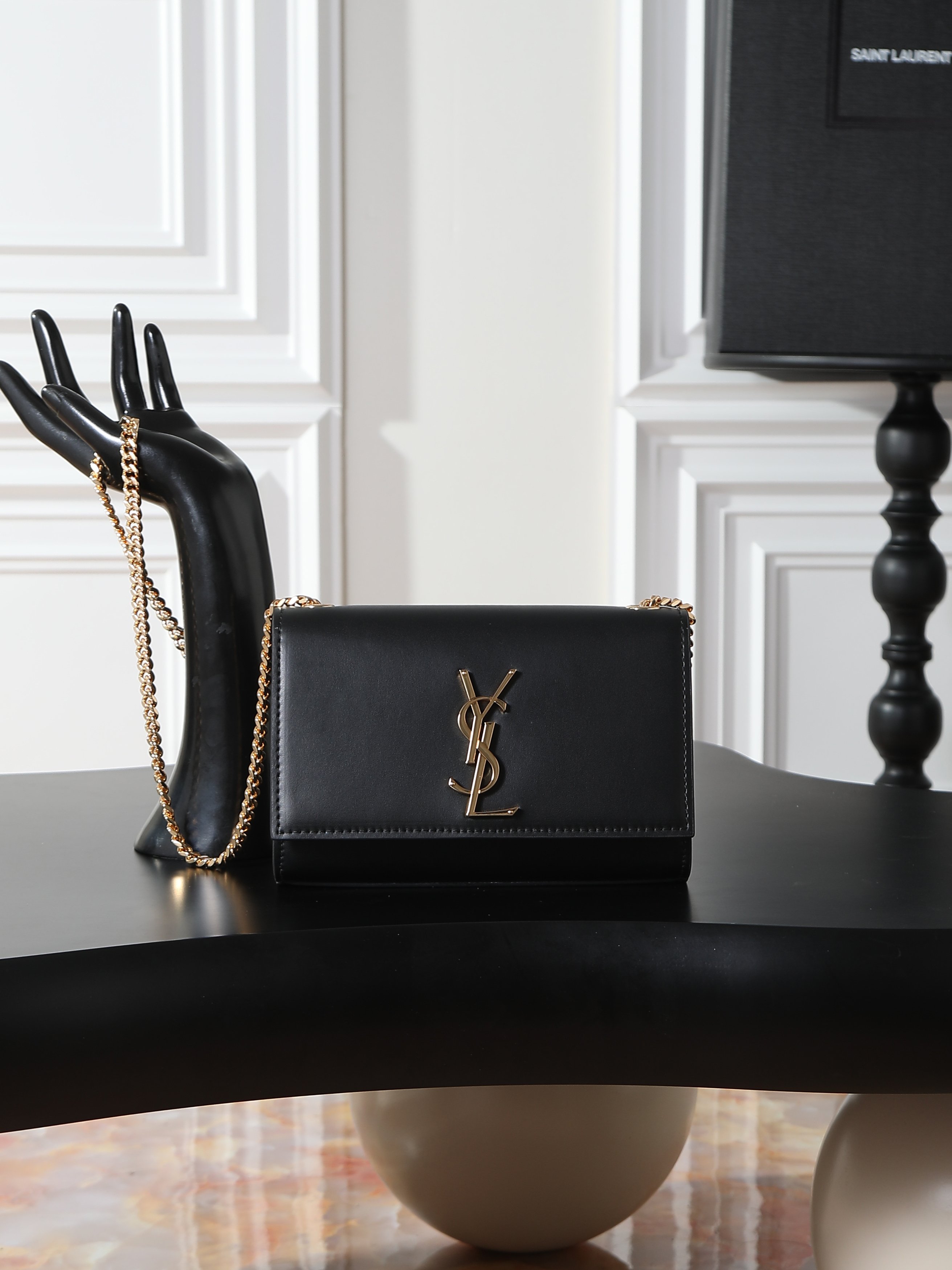 NO:719177,Black plain gold buckle·20cm KATE 20cm counter latest size, timeless style, irresistible super charm, a must-have style!  20cm is just right for use and can easily be included in all essential items when going out!  Did you get it?  Batch model 463930 size 20x13.5x6cm, saint laurent, saint laurent19860909黑色平纹金扣·20cm KATE 20cm专柜最新尺寸,永不过时的款式,不可抗拒的超强魅力,人手必备的款式！ 20cm使用起来刚刚好,出门必带品都能轻松纳入！你相中了吗？批 型号463930 尺寸20x13.5x6cm,圣罗兰,saint laurent,Bag