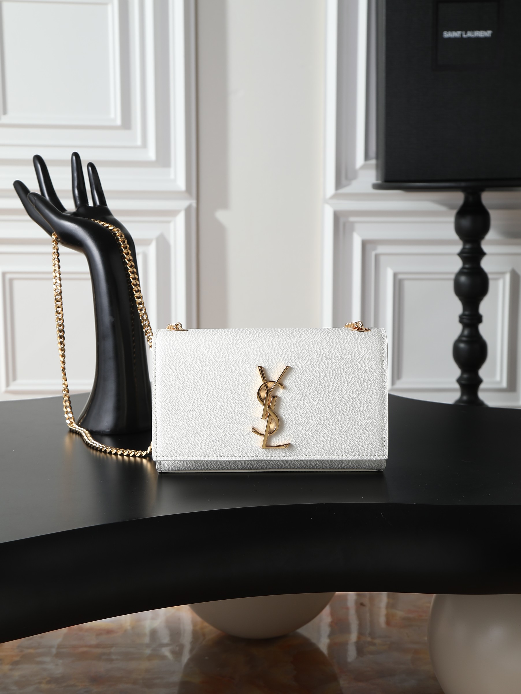 NO:719181,White caviar gold buckle·20cm The latest size at KATE 20cm counter, timeless style, irresistible super charm, a must-have style!  20cm is just right for use and can easily be included in all essential items when going out!  Did you get it?  Batch model 463930 size 20x13.5x6cm, saint laurent, saint laurent19860909白色鱼子酱金扣·20cm KATE 20cm专柜最新尺寸,永不过时的款式,不可抗拒的超强魅力,人手必备的款式！ 20cm使用起来刚刚好,出门必带品都能轻松纳入！你相中了吗？批 型号463930 尺寸20x13.5x6cm,圣罗兰,saint laurent,Bag