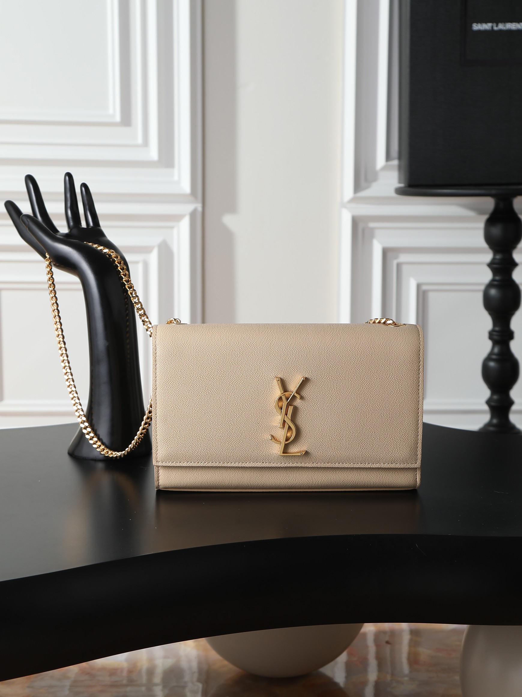 NO:719182,Apricot caviar gold buckle · 24cm [Eternal Classic] KATE is definitely the timeless classic of Yang Shulin_never goes out of style_a must-have!  A must-have item for everyone!  No matter it is ten years ago or ten years from now!  KATE is here!  Will not be eliminated!  Of course, the most important reason why it is so popular is that it is versatile and can match you regardless of whether you are tall, short, fat or thin!  You can’t go wrong by choosing it!  Model 354021 size 24x14.5x5cm, saint laurent, saint laurent19860909杏色鱼子酱金扣·24cm【永恒经典】KATE 绝对是杨树林的永恒经典款_永不过时_必入款！ 人手必备的单品！不管是十年前,还是十年后！KATE就在这里！不会被淘汰！当然它这么火爆的最最重要原因是_百搭_不管你是高矮肥瘦,它都跟你很搭！选它,不会有错！ 型号354021 尺寸24x14.5x5cm,圣罗兰,saint laurent,Bag