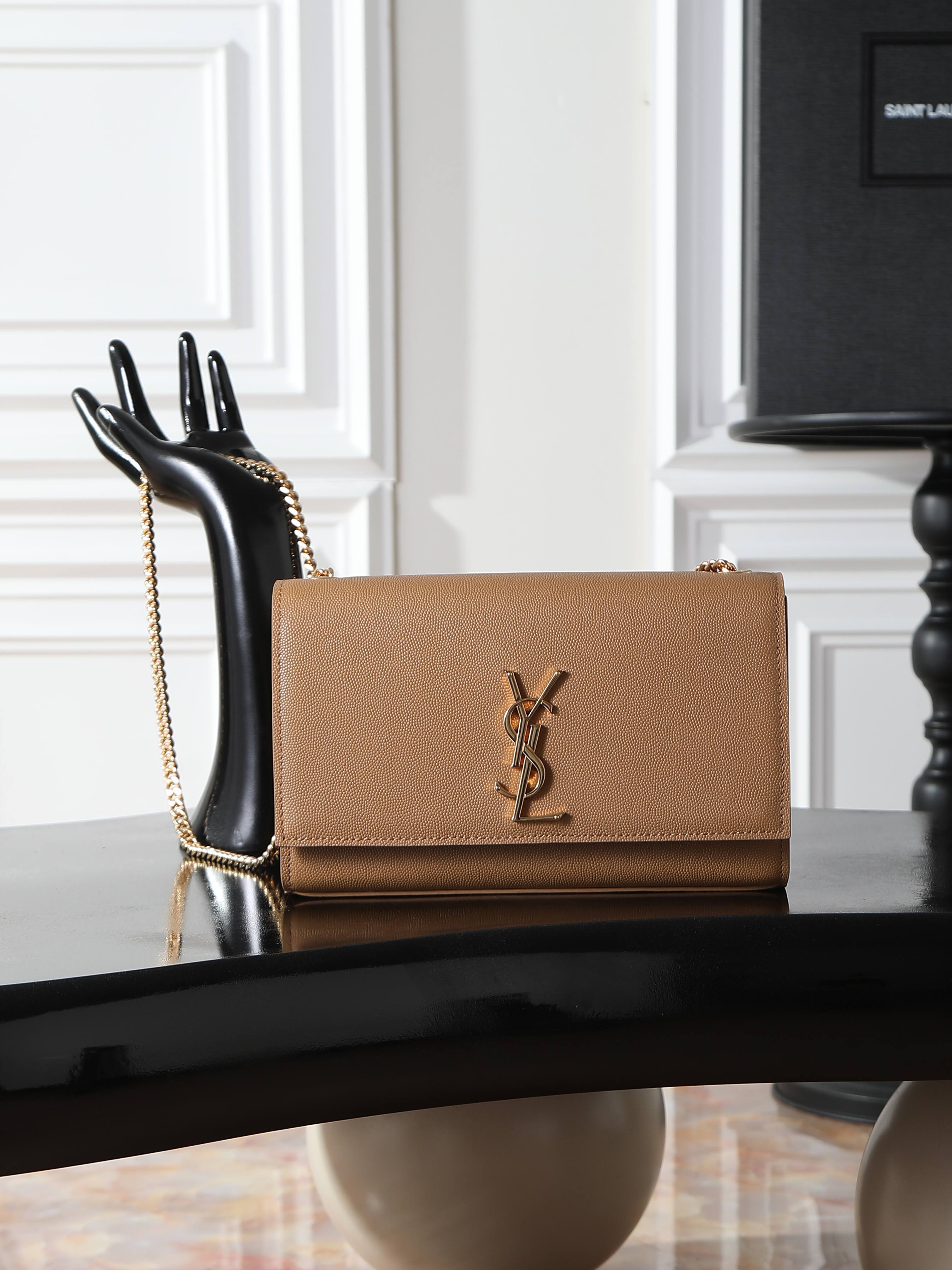 NO:719191,Earthy yellow caviar gold buckle · 24cm [Eternal Classic] KATE is definitely the timeless classic of Yang Shulin_never goes out of style_a must-have!  A must-have item for everyone!  No matter it is ten years ago or ten years from now!  KATE is here!  Will not be eliminated!  Of course, the most important reason why it is so popular is that it is versatile and can match you regardless of whether you are tall, short, fat or thin!  You can’t go wrong by choosing it!  Model 354021 size 24x14.5x5cm, saint laurent, saint laurent19860909土黄鱼子酱金扣·24cm【永恒经典】KATE 绝对是杨树林的永恒经典款_永不过时_必入款！ 人手必备的单品！不管是十年前,还是十年后！KATE就在这里！不会被淘汰！当然它这么火爆的最最重要原因是_百搭_不管你是高矮肥瘦,它都跟你很搭！选它,不会有错！ 型号354021 尺寸24x14.5x5cm,圣罗兰,saint laurent,Bag