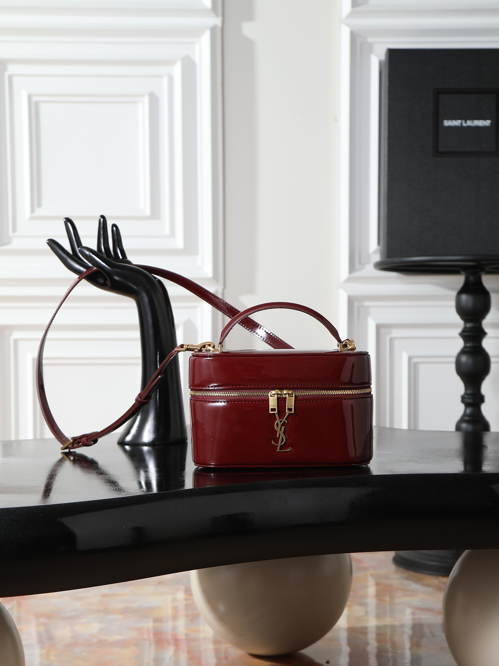 NO:719747,[maroon patent leather] GABY MINI box bag is about to be popular in the new season of spring and summer. The same cosmetic bag/box bag of Park Caiying adopts the unique seaming process of smooth patent leather. The double zipper design is easy to open and close. The small bag body has a large capacity. The shoulder strap is detachable and adjustable. It can be carried by hand or cross-body. It can also be used as a toiletry bag. It is exquisite and practical. It is the latest hot style and deserves its name. Batch number 766731  Size 18x11x6.5cm, saint laurent, saint laurent, cosmetic bags & cases19860909【枣红色漆皮】 GABY MINI 盒子包 即将火爆新一季春夏的小可爱来袭～朴彩英同款化妆包/盒子包,采用光面漆皮独特衔缝工艺,双拉链设计方便开合,小小包身大大容量,可拆卸调节肩带,手拎斜挎都,还可做梳妆包,精致且实用,最新爆款,实至名归.批 款号766731 尺寸18x11x6.5cm,圣罗兰,saint laurent,cosmetic bags & cases,Bag