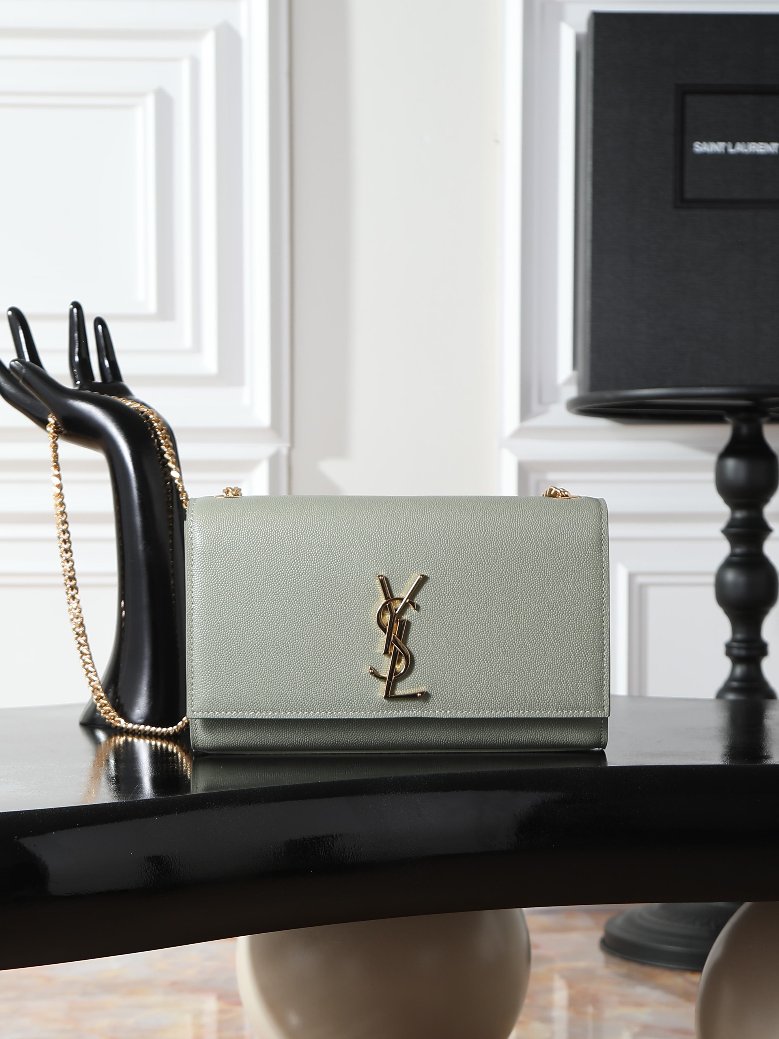 NO:719197,Green caviar gold buckle · 24cm [Eternal Classic] KATE is definitely the timeless classic of Yang Shulin_never goes out of style_a must-have!  A must-have item for everyone!  No matter it is ten years ago or ten years from now!  KATE is here!  Will not be eliminated!  Of course, the most important reason why it is so popular is that it is versatile and can match you regardless of whether you are tall, short, fat or thin!  You can’t go wrong by choosing it!  Model 354021 size 24x14.5x5cm, saint laurent, saint laurent19860909绿色鱼子酱金扣·24cm【永恒经典】KATE 绝对是杨树林的永恒经典款_永不过时_必入款！ 人手必备的单品！不管是十年前,还是十年后！KATE就在这里！不会被淘汰！当然它这么火爆的最最重要原因是_百搭_不管你是高矮肥瘦,它都跟你很搭！选它,不会有错！ 型号354021 尺寸24x14.5x5cm,圣罗兰,saint laurent,Bag