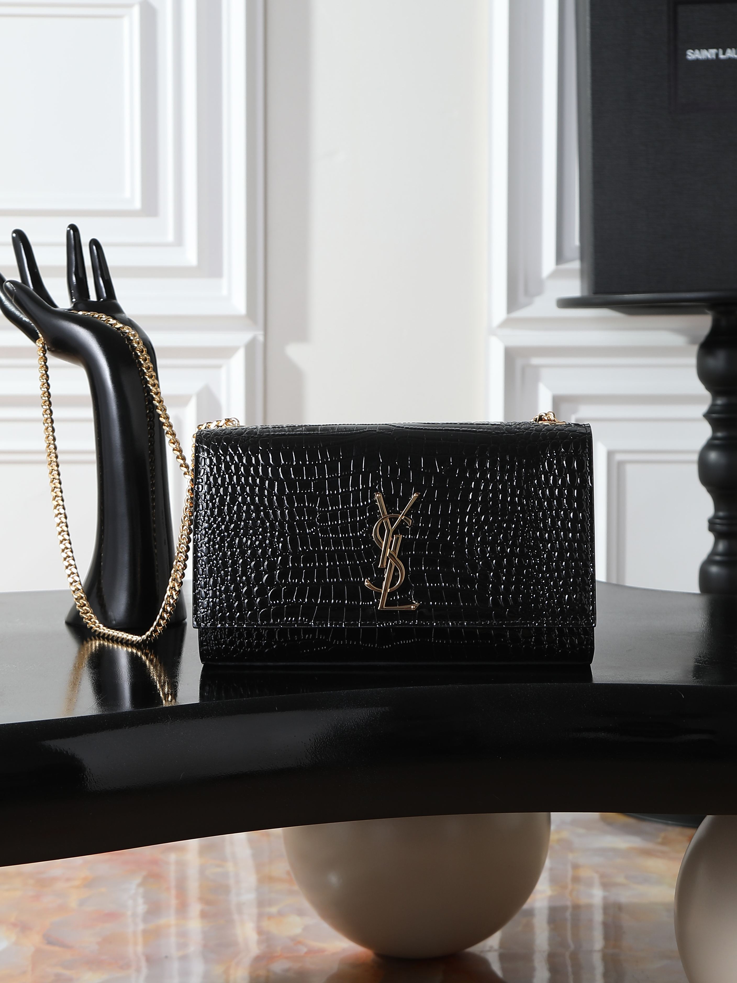 NO:719176,Black crocodile pattern gold buckle · 24cm [Eternal Classic] KATE is definitely the timeless classic of Yang Shulin_never goes out of style_a must-have!  A must-have item for everyone!  No matter it is ten years ago or ten years from now!  KATE is here!  Will not be eliminated!  Of course, the most important reason why it is so popular is that it is versatile and can match you regardless of whether you are tall, short, fat or thin!  You can’t go wrong by choosing it!  Model 354021 size 24x14.5x5cm, saint laurent, saint laurent19860909黑色鳄鱼纹金扣·24cm【永恒经典】KATE 绝对是杨树林的永恒经典款_永不过时_必入款！ 人手必备的单品！不管是十年前,还是十年后！KATE就在这里！不会被淘汰！当然它这么火爆的最最重要原因是_百搭_不管你是高矮肥瘦,它都跟你很搭！选它,不会有错！ 型号354021 尺寸24x14.5x5cm,圣罗兰,saint laurent,Bag