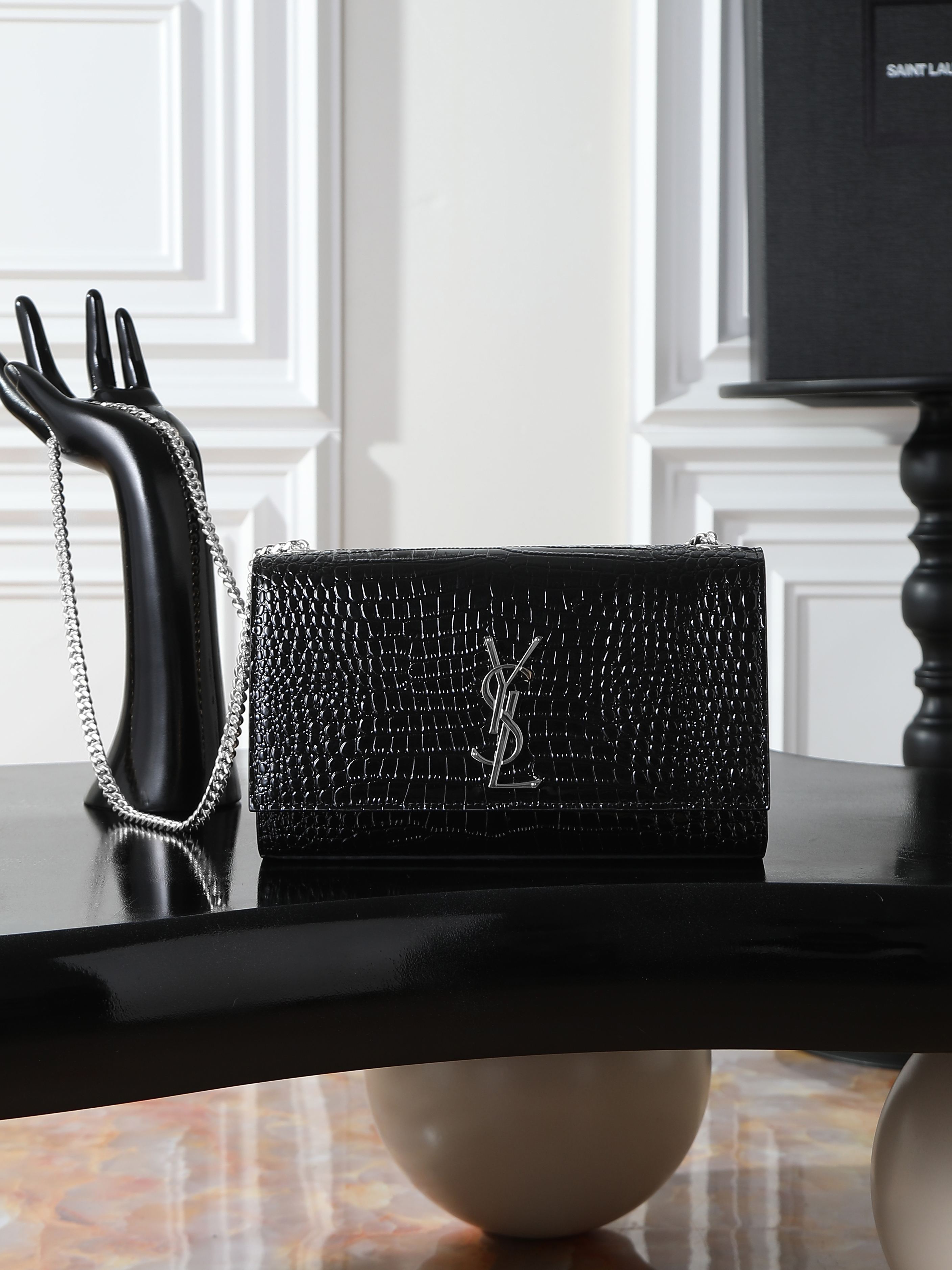 NO:719180,Black crocodile pattern silver buckle · 24cm [Eternal Classic] KATE is definitely the timeless classic of Yang Shulin_never goes out of style_a must-have!  A must-have item for everyone!  No matter it is ten years ago or ten years from now!  KATE is here!  Will not be eliminated!  Of course, the most important reason why it is so popular is that it is versatile and can match you regardless of whether you are tall, short, fat or thin!  You can’t go wrong by choosing it!  Model 354021 size 24x14.5x5cm, saint laurent, saint laurent19860909黑色鳄鱼纹银扣·24cm【永恒经典】KATE 绝对是杨树林的永恒经典款_永不过时_必入款！ 人手必备的单品！不管是十年前,还是十年后！KATE就在这里！不会被淘汰！当然它这么火爆的最最重要原因是_百搭_不管你是高矮肥瘦,它都跟你很搭！选它,不会有错！ 型号354021 尺寸24x14.5x5cm,圣罗兰,saint laurent,Bag