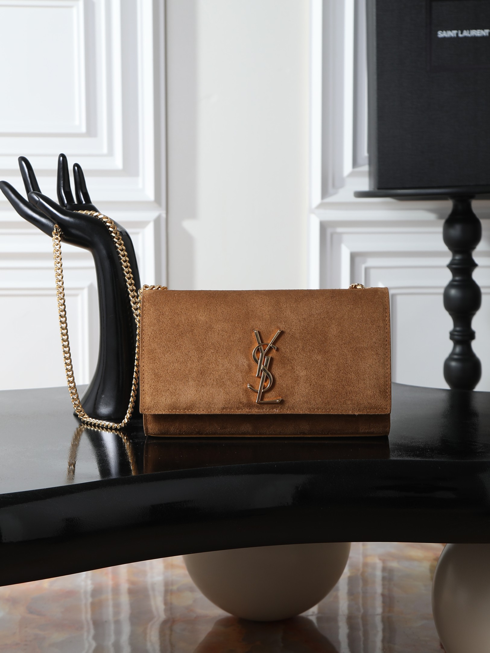 NO:719190,Earthy suede frosted gold buckle · 24cm [Eternal Classic] KATE is definitely the timeless classic of Yang Shulin_never goes out of style_a must-have!  A must-have item for everyone!  No matter it is ten years ago or ten years from now!  KATE is here!  Will not be eliminated!  Of course, the most important reason why it is so popular is that it is versatile and can match you regardless of whether you are tall, short, fat or thin!  You can’t go wrong by choosing it!  Model 354021 size 24x14.5x5cm, saint laurent, saint laurent, chamois leather19860909土黄麂皮磨砂金扣·24cm【永恒经典】KATE 绝对是杨树林的永恒经典款_永不过时_必入款！ 人手必备的单品！不管是十年前,还是十年后！KATE就在这里！不会被淘汰！当然它这么火爆的最最重要原因是_百搭_不管你是高矮肥瘦,它都跟你很搭！选它,不会有错！ 型号354021 尺寸24x14.5x5cm,圣罗兰,saint laurent,chamois leather,Bag