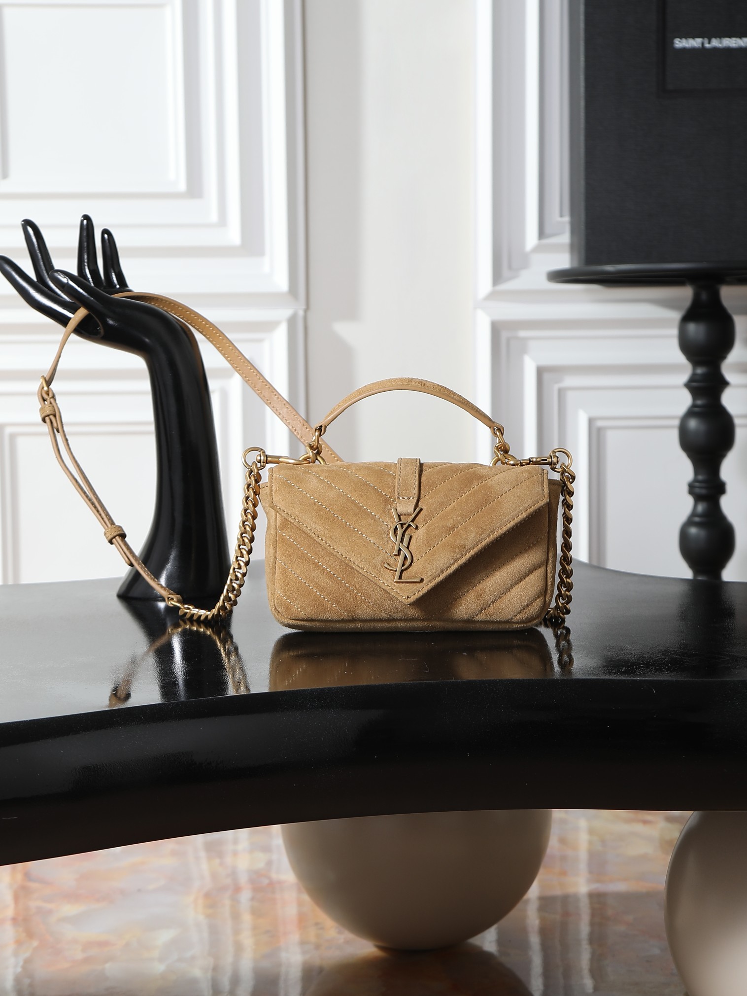 NO:719154,mini college suede chain small postman batch. The texture of this small bag is super good. Frosted suede and cowhide, do any sisters understand?  The real thing is a little bigger than the palm of your hand. It's a very cute little one. It's perfect for holding a cell phone, tissue, and lipstick. It's perfect with white T-denim jeans in summer. It can be carried by hand or cross-body (the shoulder strap is detachable). The waxed leather of this bag must be oily and shiny. It is not boring for a black bag. The size is 20×13×3cm. Model 779430, saint laurent, saint laurent, saint laurent, jeans, cowhide, chamois leather19860909mini college 麂皮链条小邮差批 这只小包的质感超级好 磨砂麂皮配牛皮,有没有姐妹懂！ 实物呢,比巴掌稍大一丢丢 非常可爱的一小只 放个手机纸巾口红正好 夏天配个白t牛仔裤,绝了 可手拎可斜挎(肩带可以拆卸) 这只包的油蜡皮一定要又油又亮 作为黑包来说也不会沉闷 尺寸20×13×3cm 型号779430,圣罗兰,saint laurent,jeans,cowhide,chamois leather,Bag