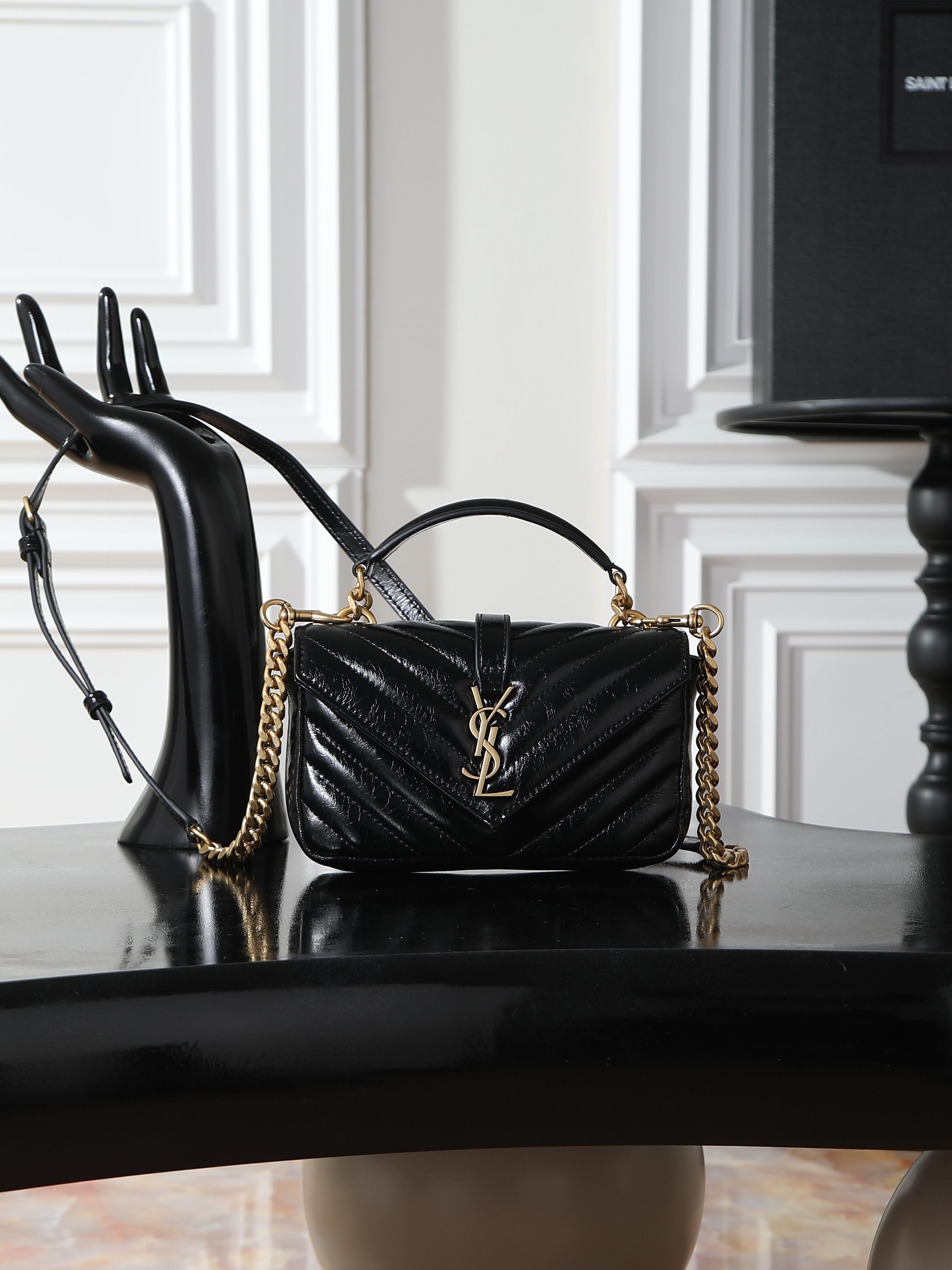 NO:719156,mini college oil wax leather chain small postman batch. The texture of this small bag is super good. It is shiny. Does anyone know?  The real thing is a little bigger than the palm of your hand. It's a very cute little one. It's perfect for putting a cell phone tissue and lipstick. It's perfect with white T-denim jeans in summer. It can be carried by hand or cross-body (the shoulder strap is detachable). The wax leather of this bag must be oily and shiny. As a black bag, it will not be boring. The size is 20×13×3cm. Model 779430, saint laurent, saint laurent, jean.19860909mini college 油蜡皮链条小邮差批 这只小包的质感超级好 油油亮亮的,有没有姐妹懂！ 实物呢,比巴掌稍大一丢丢 非常可爱的一小只 放个手机纸巾口红正好 夏天配个白t牛仔裤,绝了 可手拎可斜挎(肩带可以拆卸) 这只包的油蜡皮一定要又油又亮 作为黑包来说也不会沉闷 尺寸20×13×3cm 型号779430,圣罗兰,saint laurent,jeans,Bag