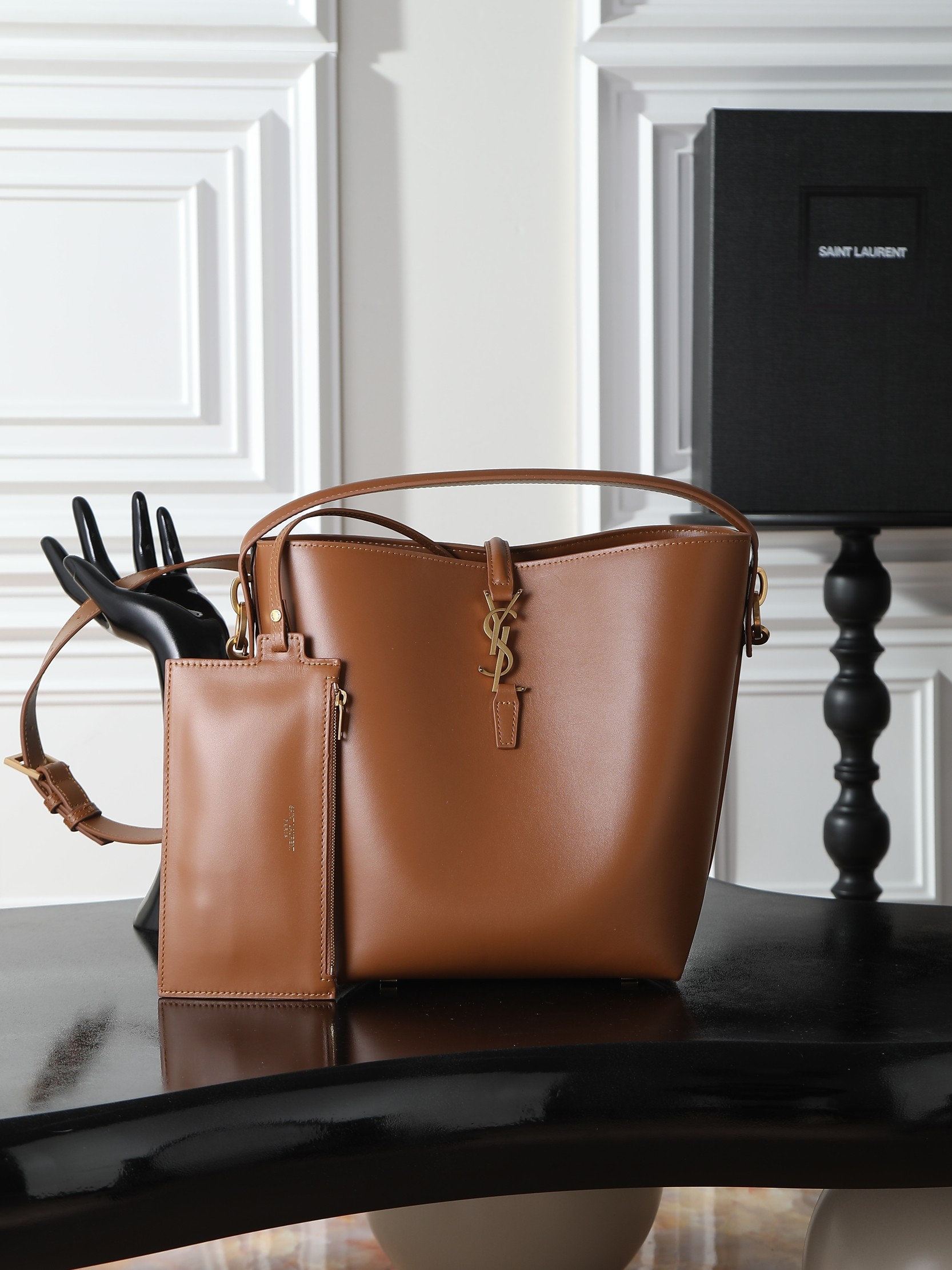 NO:719186,The new super-good-looking bucket bag of the khaki batch LE 5A7 series with handle_The new bag type is made of Italian calfskin. The bag has a simple and three-dimensional outline. It looks stiff but not too sharp. It has a metal foot nail at the bottom and a plug-in buckle with a classic iconic metal logo. The whole bag gives a unique temperament that is both classic and elegant, but also very fashionable and modern!  Model 742828 size 26×20×12cm, saint laurent, saint laurent, cowhide19860909土黄色批 LE 5A7系列之新款超好看水桶包 带手提_全新包型,采用意大利小牛皮,包身轮廓简洁、立体,看上去硬挺又不会太凌厉,底部带有个金属脚钉,搭配经典标志性金属logo的插入式包扣,整体给人一种既经典优雅,又很时髦现代的独特气质！ 型号742828 尺寸26×20×12cm,圣罗兰,saint laurent,cowhide,Bag