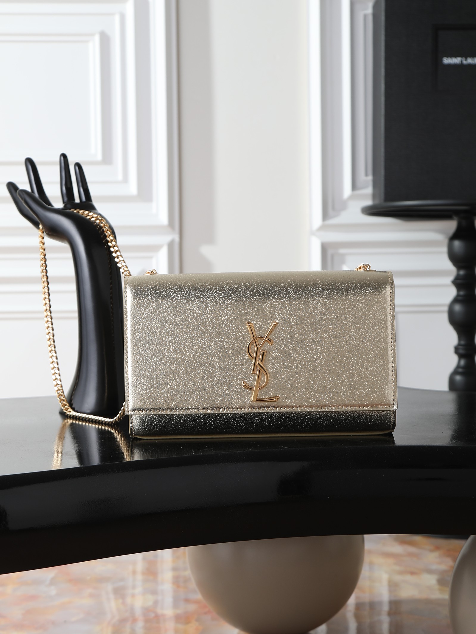 NO:719199,Gold diamond pattern gold buckle · 24cm [Eternal Classic] KATE is definitely Yang Shulin’s timeless classic model_never goes out of style_a must-have!  A must-have item for everyone!  No matter it is ten years ago or ten years from now!  KATE is here!  Will not be eliminated!  Of course, the most important reason why it is so popular is that it is versatile and can match you regardless of whether you are tall, short, fat or thin!  You can’t go wrong by choosing it!  Model 354021 size 24x14.5x5cm, saint laurent, saint laurent19860909金色钻石纹金扣·24cm【永恒经典】KATE 绝对是杨树林的永恒经典款_永不过时_必入款！ 人手必备的单品！不管是十年前,还是十年后！KATE就在这里！不会被淘汰！当然它这么火爆的最最重要原因是_百搭_不管你是高矮肥瘦,它都跟你很搭！选它,不会有错！ 型号354021 尺寸24x14.5x5cm,圣罗兰,saint laurent,Bag