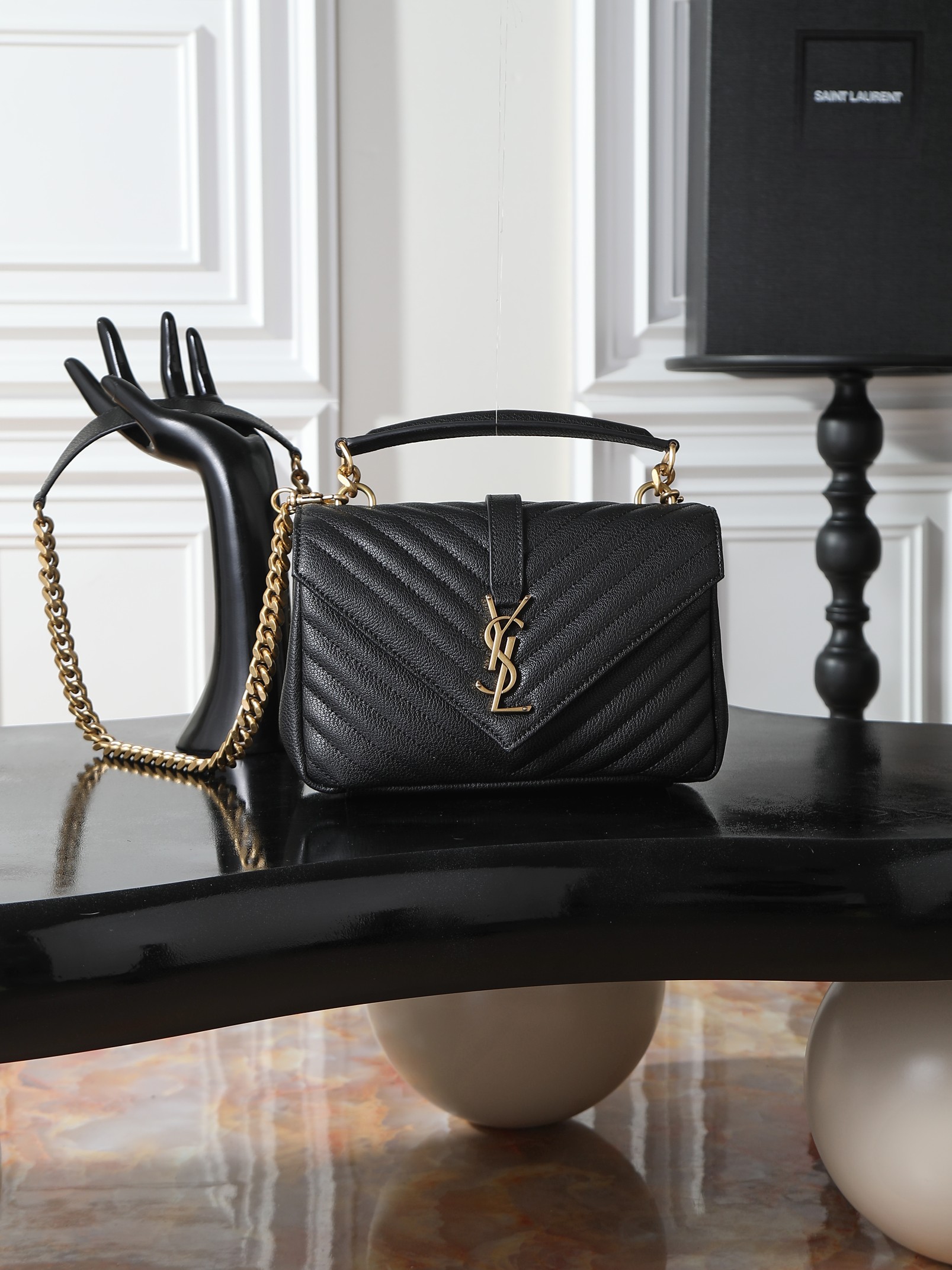 NO:719192,Black gold buckle_24cm #Monogram college# Ten thousand year messenger bag, hot and popular 24Cm, a street photography artifact, the first choice style of many celebrities and Hollywood goddesses, it looks good no matter how you wear it, and it doesn’t feel out of place. It looks casual and handsome when paired with casual clothes, elegant and luxurious when paired with formal clothes, a bag that can be carried on any occasion!  !  This year’s it bag has to be you!  Model 392737 size 24x17x6cm, saint laurent, saint laurent19860909黑色金扣_24cm #Monogram college# 万年款邮差包,火辣辣的劲爆款24Cm,街拍神器,众多明星好莱坞女神的首选款式,怎么搭都好看、怎么搭都毫无违和感、搭配休闲着装显得随性帅气、搭配正装尽显高雅华贵、一款什么场合都能背的包！！今年的it bag非你莫！ 型号392737 尺寸24x17x6cm,圣罗兰,saint laurent,Bag