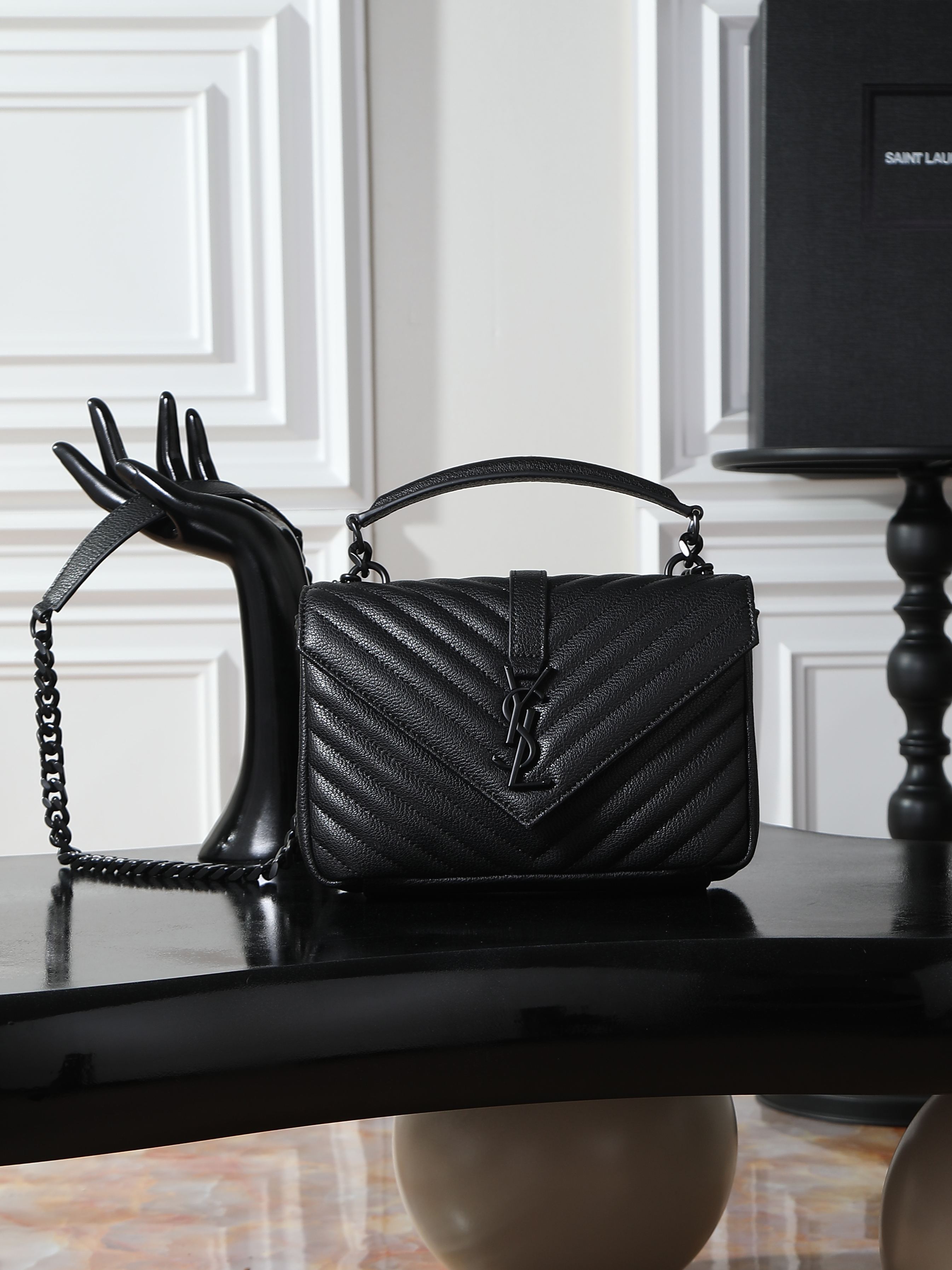 NO:719195,Black with black buckle_24cm #Monogram college# Ten thousand year messenger bag, hot and popular 24cm, a street photography artifact, the preferred style of many celebrities and Hollywood goddesses, it looks good no matter how you wear it, and it doesn’t feel out of place no matter how you wear it. It looks casual and handsome when paired with casual wear, and elegant and luxurious when paired with formal wear. It is a bag that can be carried on any occasion!  !  This year’s it bag has to be you!  Model 392737 size 24x17x6cm, saint laurent, saint laurent19860909黑色黑扣_24cm #Monogram college# 万年款邮差包,火辣辣的劲爆款24Cm,街拍神器,众多明星好莱坞女神的首选款式,怎么搭都好看、怎么搭都毫无违和感、搭配休闲着装显得随性帅气、搭配正装尽显高雅华贵、一款什么场合都能背的包！！今年的it bag非你莫！ 型号392737 尺寸24x17x6cm,圣罗兰,saint laurent,Bag