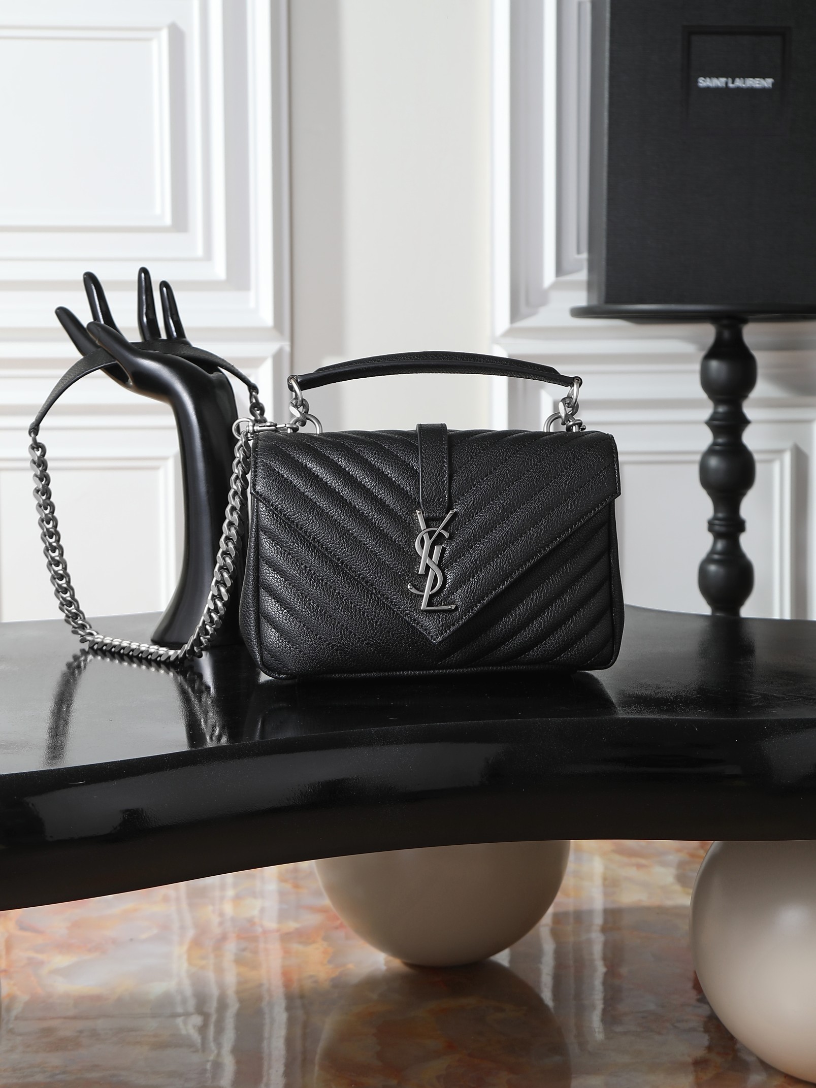 NO:719198,Black silver buckle_24cm #Monogram college# Ten thousand year messenger bag, hot and popular 24Cm, a street photography artifact, the preferred style of many celebrities and Hollywood goddesses, it looks good no matter how you wear it, and there is no sense of disobedience. It looks casual and handsome when paired with casual wear, elegant and luxurious when paired with formal wear, a bag that can be carried on any occasion!  !  This year’s it bag has to be you!  Model 392737 size 24x17x6cm, saint laurent, saint laurent19860909黑色银扣_24cm #Monogram college# 万年款邮差包,火辣辣的劲爆款24Cm,街拍神器,众多明星好莱坞女神的首选款式,怎么搭都好看、怎么搭都毫无违和感、搭配休闲着装显得随性帅气、搭配正装尽显高雅华贵、一款什么场合都能背的包！！今年的it bag非你莫！ 型号392737 尺寸24x17x6cm,圣罗兰,saint laurent,Bag