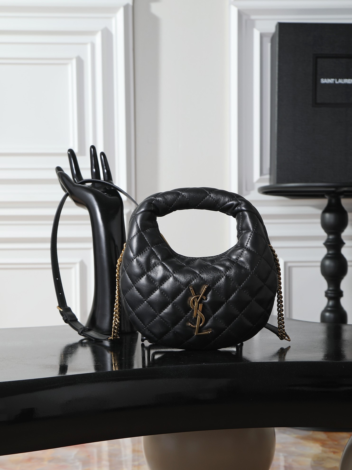 NO:719201,Black sheepskin/gold YSL ICARI NO mini sheepskin handbag, made of high-quality sheepskin, rhombus pattern + metal logo, full of French elegance. Mini Hobo bag shape, can be carried as a handheld or cross-body bag, and can be easily used for daily outings and appointments. The black and gold color scheme is super versatile, and the interior space is small but can hold daily small items, practical and fashionable!  The ICARINO series has been YSL's most popular product in recent years. It is carried by celebrity bloggers and has a strong sense of fashion!  Batch model 871329 size 19x12x5cm, saint laurent, saint laurent, saint laurent, sheepskin19860909黑羊皮/金YSL ICARI NO迷你羊皮手袋,选用优质羊皮,菱格纹+金属Logo,法式优雅满分.迷你Hobo包型,手提or斜挎都OK,日常出街、约会都能轻松驾驭.黑金配色超百搭,内部空间虽小但能装下日常小物,实用又时髦！ICARINO系列是YSL近年热门,明星博主都在背,时尚感爆棚！批 型号871329 尺寸19x12x5cm,圣罗兰,saint laurent,saint laurent,sheepskin,Bag