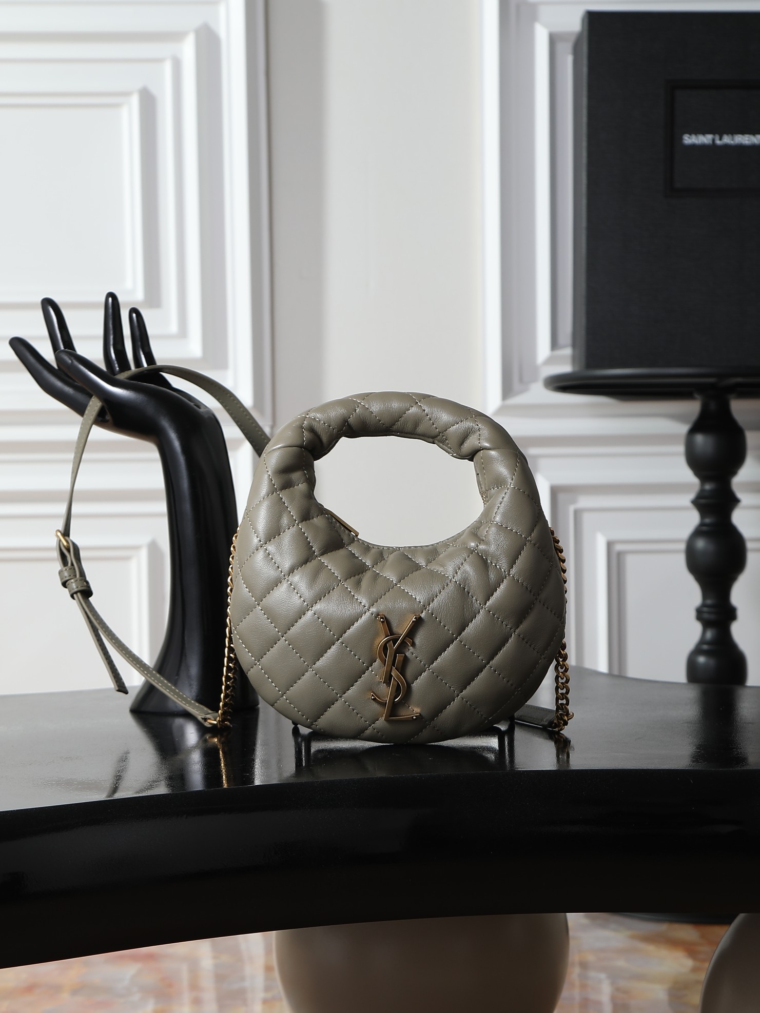 NO:719202,Green sheepskin/gold YSL ICARI NO mini sheepskin handbag, made of high-quality sheepskin, rhombus pattern + metal logo, full of French elegance. Mini Hobo bag shape, can be carried as a handheld or cross-body bag, and can be easily used for daily outings and appointments. The black and gold color scheme is super versatile, and the interior space is small but can hold daily small items, practical and fashionable!  The ICARINO series has been YSL's most popular product in recent years. It is carried by celebrity bloggers and has a strong sense of fashion!  Batch model 871329 size 19x12x5cm, saint laurent, saint laurent, saint laurent, sheepskin19860909绿色羊皮/金YSL ICARI NO迷你羊皮手袋,选用优质羊皮,菱格纹+金属Logo,法式优雅满分.迷你Hobo包型,手提or斜挎都OK,日常出街、约会都能轻松驾驭.黑金配色超百搭,内部空间虽小但能装下日常小物,实用又时髦！ICARINO系列是YSL近年热门,明星博主都在背,时尚感爆棚！批 型号871329 尺寸19x12x5cm,圣罗兰,saint laurent,saint laurent,sheepskin,Bag