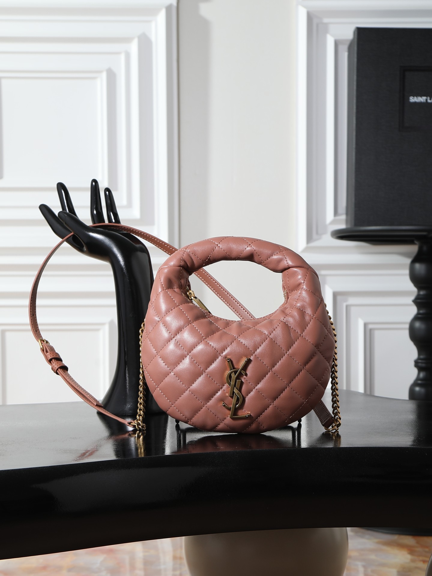 NO:719206,Pink sheepskin/gold YSL ICARI NO mini sheepskin handbag, made of high-quality sheepskin, rhombus pattern + metal logo, full of French elegance. Mini Hobo bag shape, can be carried as a handheld or cross-body bag, and can be easily used for daily outings and appointments. The black and gold color scheme is super versatile, and although the internal space is small, it can hold daily small items, practical and fashionable!  The ICARINO series has been YSL's most popular product in recent years. It is carried by celebrity bloggers and has a strong sense of fashion!  Batch model 871329 size 19x12x5cm, saint laurent, saint laurent, saint laurent, sheepskin19860909粉色羊皮/金YSL ICARI NO迷你羊皮手袋,选用优质羊皮,菱格纹+金属Logo,法式优雅满分.迷你Hobo包型,手提or斜挎都OK,日常出街、约会都能轻松驾驭.黑金配色超百搭,内部空间虽小但能装下日常小物,实用又时髦！ICARINO系列是YSL近年热门,明星博主都在背,时尚感爆棚！批 型号871329 尺寸19x12x5cm,圣罗兰,saint laurent,saint laurent,sheepskin,Bag