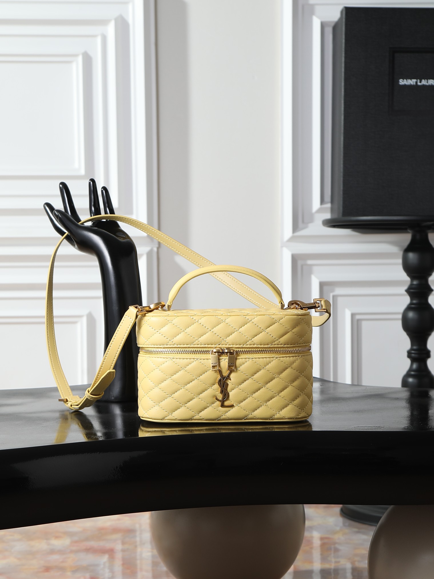 NO:770253,The top original GABY MINI box bag is about to be popular in the new spring and summer. The same cosmetic bag/box bag made by Park Caiying is made of lambskin with unique stitching technology. The double zipper design is easy to open and close. The small bag body has a large capacity. It has a detachable and adjustable shoulder strap. It can be carried by hand or cross-body. It can also be used as a toiletry bag. It is exquisite and practical. It is the latest hot style and deserves its name. Style No. 766731  Size 18x11x6.5cm, saint laurent, saint laurent, cosmetic bags & cases, sheepskin19860909顶级原单 GABY MINI 盒子包 即将火爆新一季春夏的小可爱来袭～朴彩英同款化妆包/盒子包,采用小羊皮独特衔缝工艺,双拉链设计方便开合,小小包身大大容量,可拆卸调节肩带,手拎斜挎都,还可做梳妆包,精致且实用,最新爆款,实至名归. 款号766731 尺寸18x11x6.5cm,圣罗兰,saint laurent,cosmetic bags & cases,sheepskin,Bag
