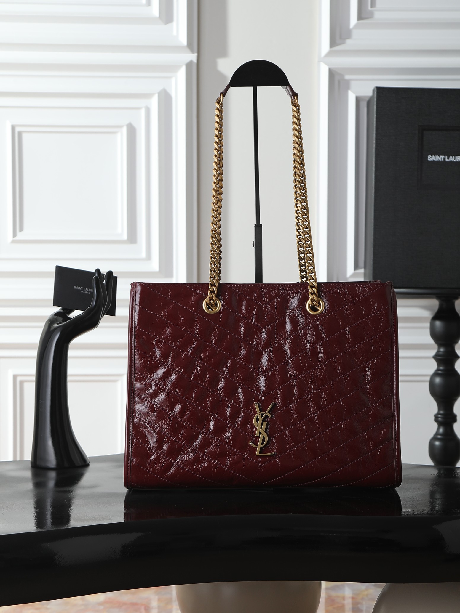NO:773098,[Original oil-wax leather] Large batch niki small shopping bag NIKI retro cow leather horizontal shopping style decorated with LECASSANDRE and V-shaped top-stitching pleats. The texture of oil-wax leather is super comfortable to the touch. The bag shape is a tote bag. The design capacity is super touching. It is light and spacious. The handbag is equipped with a chain shoulder strap and can be carried by hand. Size 33-27-14cm. Model 871151, saint laurent, saint laurent, totes, cowhide19860909【原厂油蜡皮】大号批 niki small shopping bagNIKI复古牛皮革横款购物饰以LECASSANDRE和V形明缝线褶皱油蜡皮的质感摸起来超舒服包型是托特包的设计容量超感人轻便宽敞的手袋配有链条肩带可肩背手拎搭配使用 尺寸33-27-14cm 型号871151,圣罗兰,saint laurent,totes,cowhide,Bag